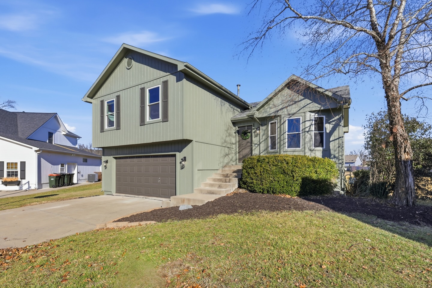 COMING SOON | Fantastic side by side split offering 3 bedrooms and 2.5 baths! This inviting home features a spacious family room with a cozy fireplace and charming built-in bookcases—perfect for relaxing or entertaining. Vaulted ceilings add to the open, airy feel. Step outside to enjoy an incredible .9-acre backyard, offering endless possibilities for outdoor living, play, or gardening. Major updates include new windows and exterior doors with a lifetime warranty and brand new exterior paint, giving peace of mind for years to come. A beautiful blend of space, comfort, and functionality—this one is a must-see!
◼ 3 BD
◼ 3 Full BA
◼ Single Family
◼ 1,610 Sq. Ft.
◼ $345K
430 W Skylark Cir Gardner, KS 66030
•
•
•
#justlisted #justlistedkc #JustListedKC #KCMORealEstate #HistoricHomesKC #HouseHackingOpportunity #LiveAndEarn #KCInvestors #MultiGenLiving #CompassRealEstateKC