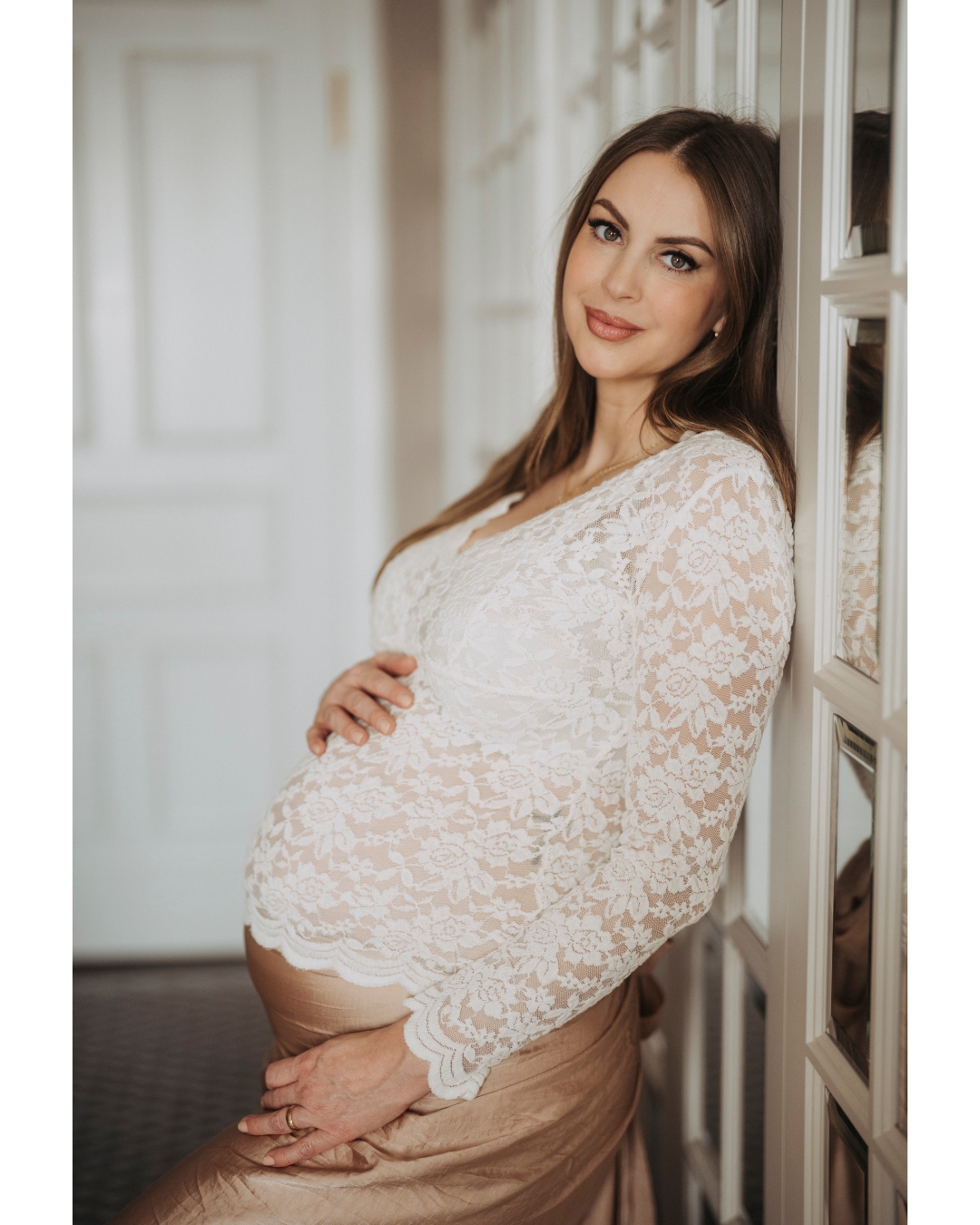 Normalerweise kennt ihr von mir nur Hochzeitsfotos im Schloss Bensberg, aber für dieses Schwangerschaftsshooting haben sich Kathi und ihr Mann im Hotelzimmer ablichten lassen.
Ich war begeistert von Kathis Looks, sie war bestens vorbereitet und sah einfach bezaubernd aus. Der Look war einfach ein perfektes Match zur edlen Stimmung im Zimmer. Wenn das Styling so on point ist, macht das Fotografieren gleich doppelt Spaß, weil einfach alles harmonisch wirkt.
Kathi hat früher übrigens auch als Fotografin gearbeitet und wusste genau, wie sie vor der Kamera wirkt.
Wie gefällt euch dieser intime Look?
#SchlossBensberg #MaternityShoot #Babybauch #schwangerschaftsshooting #PregnancyStyle