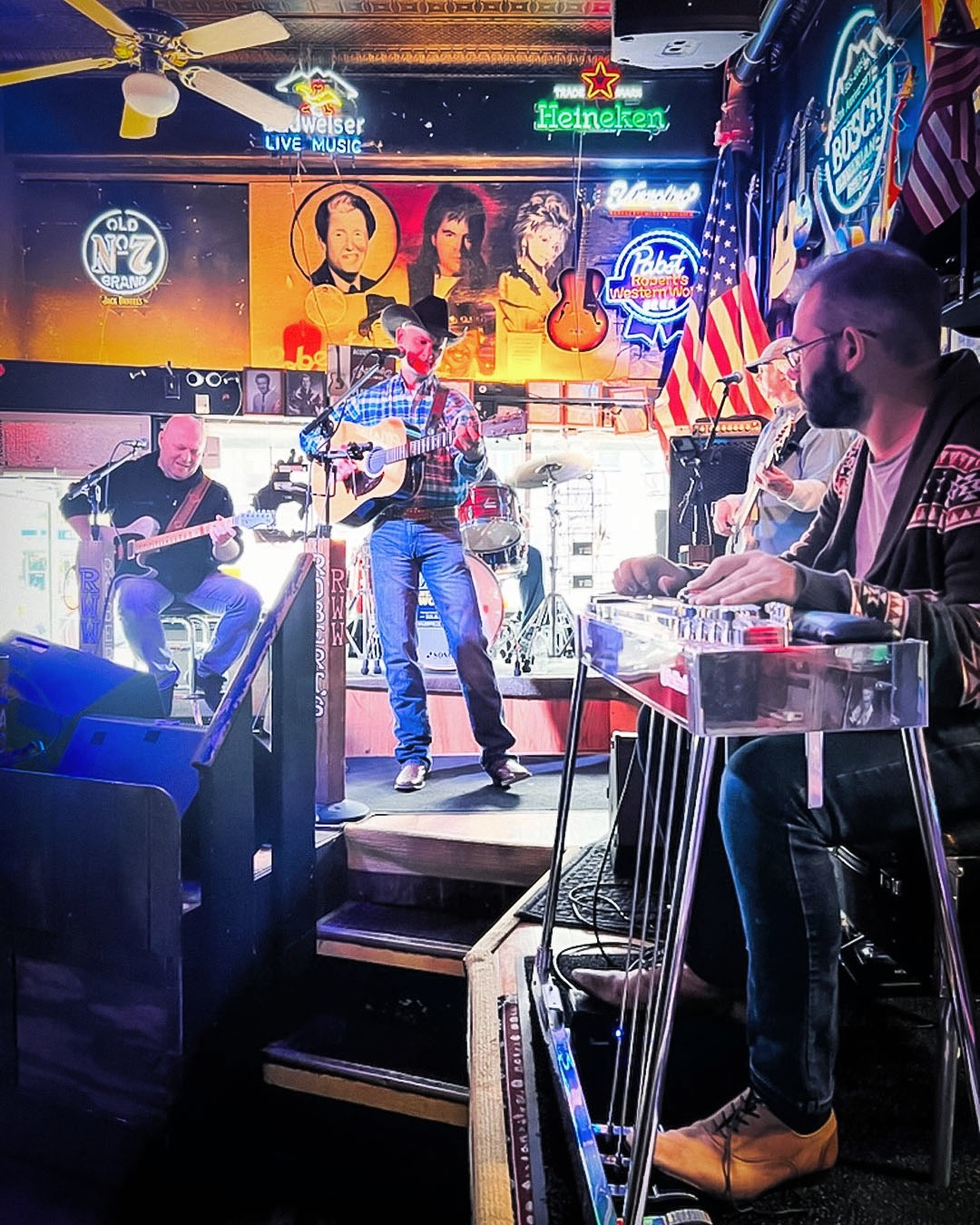 Everyday is a great day to honky tonk, but sometimes it hits just a bit better on the weekends. Let's go!
#traditionalcountrymusic #realhonkytonk #stickwithtradition #barthansen