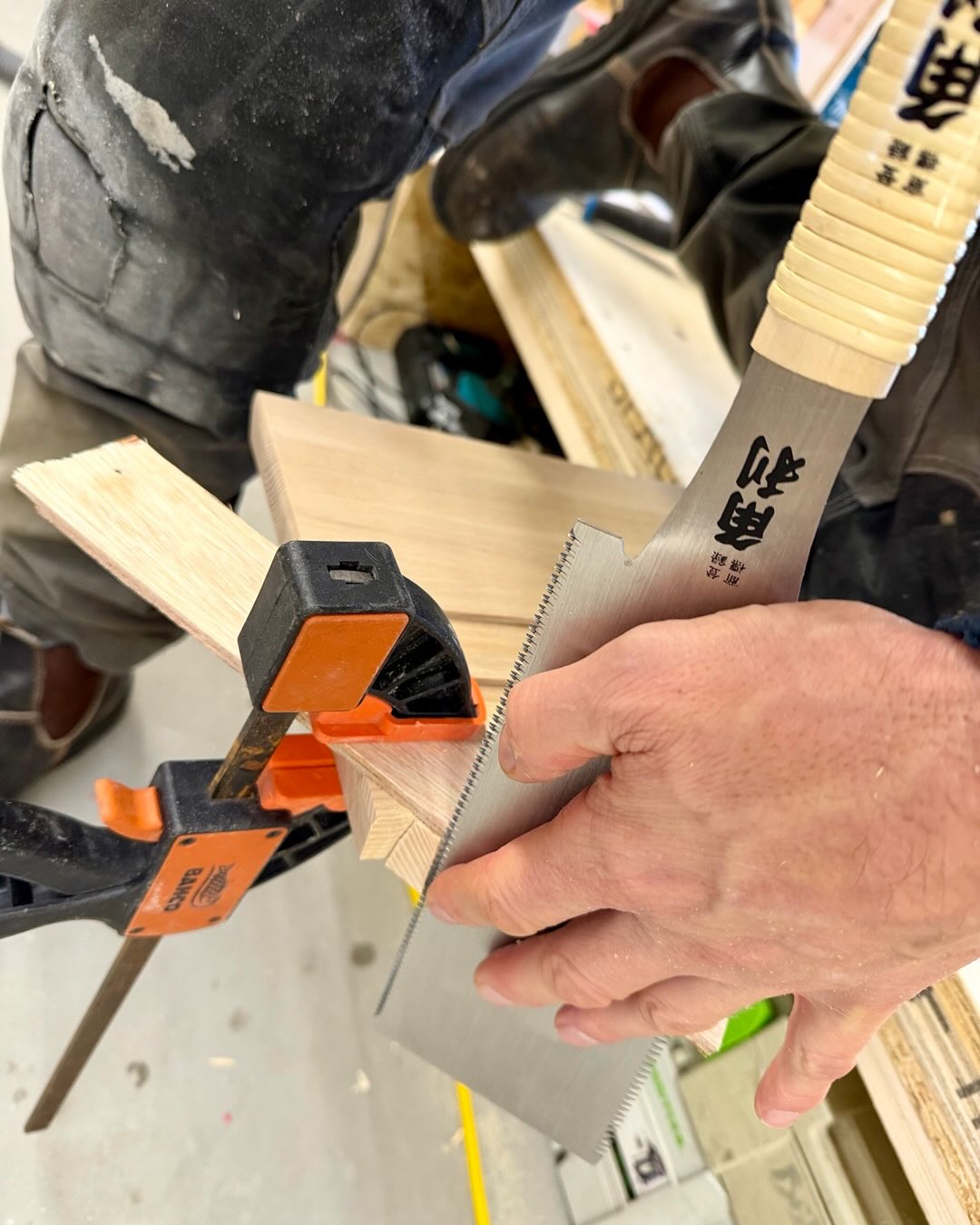 Montering av shoiji (skjutdörrar av rispapper).