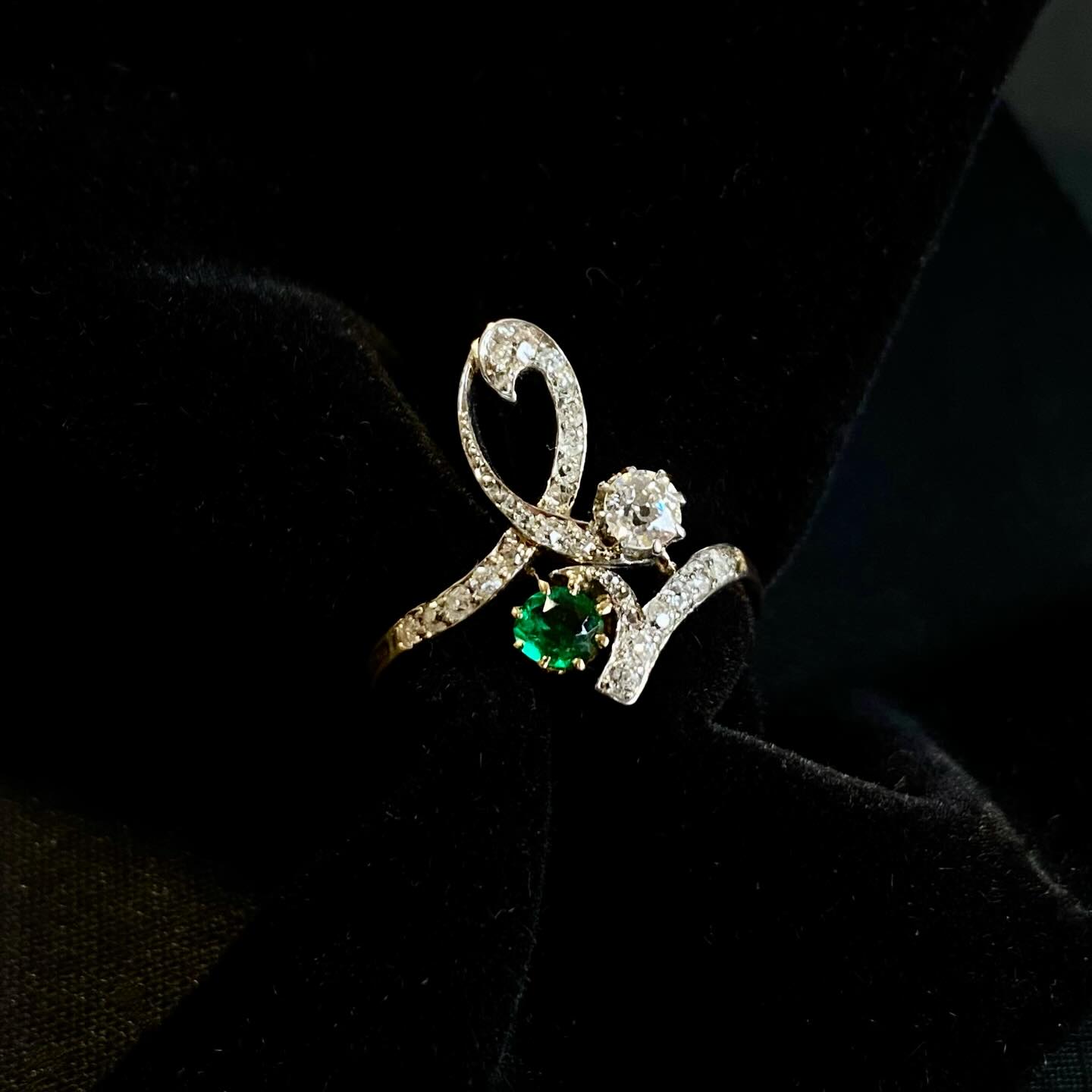 Art Nouveau emerald and diamond ring circa 1905
💚 thomasgloverjewels
#artnouveaustyle #artnouveaujewelry #emerald #emeraldring #ringoftheday