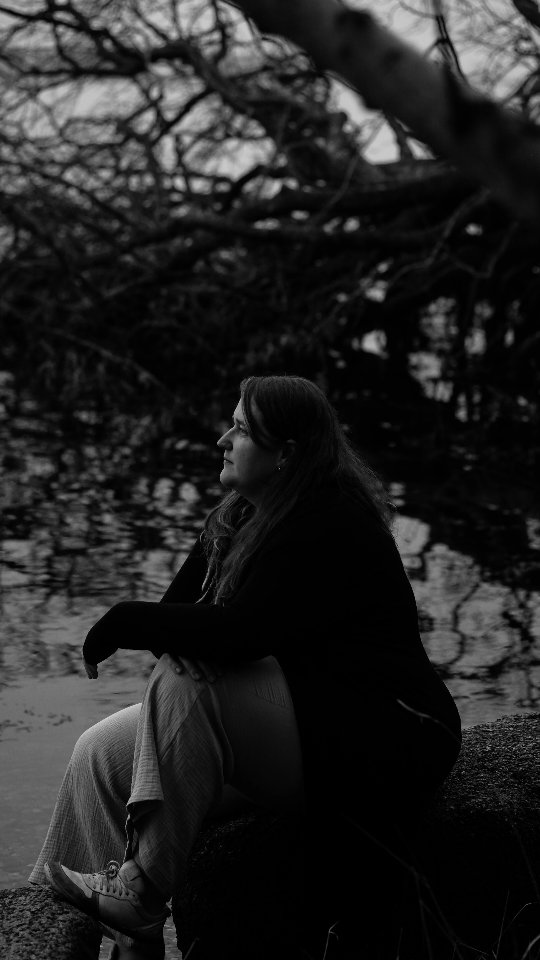 Heute hat @helenadelphi ihren Song Nebel rausgebracht und heute ist der Geburtstag von meiner Mama, die schon seit 15 Jahren hier fehlt und doch immer bei mir ist - wie durch eine Nebelwand.
NEBEL
LEBEN
Sie schenkte mir das Leben und schenkt es mir bis heute, ohne sie wäre ich nicht wer und wo ich heute bin - obwohl oder gerade weil ich so früh ohne sie meinen Weg gehen musste.
Happy Birthday, Mama
Danke @helenadelphi für dieses Lied ♡
_________________________________
Titelfoto von @ayuronja