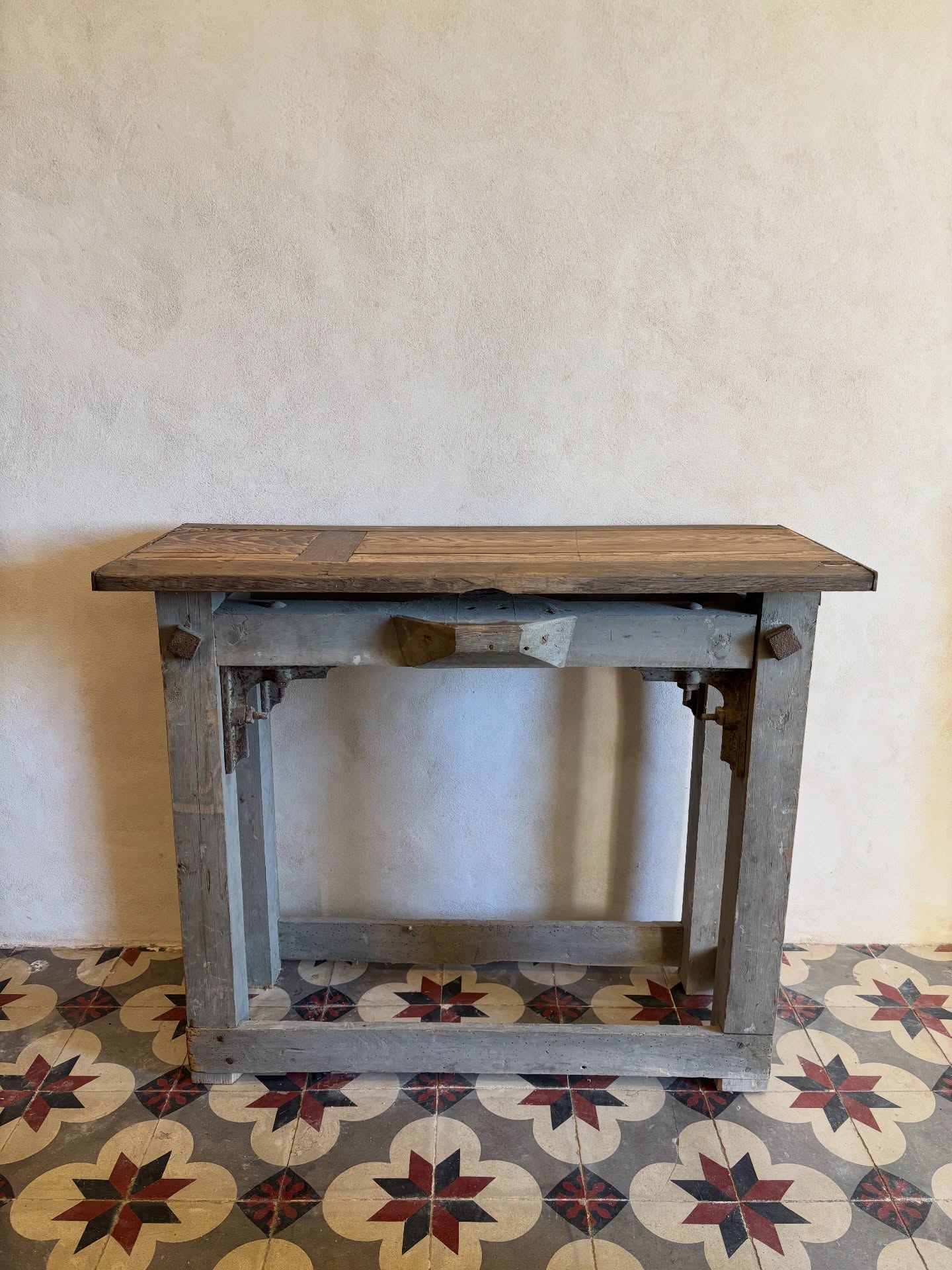 💙 Nouvelle année, nouveau décor, même caractère.
Ce meuble de métier authentique s’offre un nouvel écrin pour 2026 (nos travaux avancent doucement mais sûrement).
Entre bois brut patiné et ferrures d’origine, c’est la pièce de caractère idéale pour sublimer une entrée, un bureau ou encore une salle de bain.
Dimensions : L 100 x P 41 x Ht 80 cm
Pépite à retrouver en boutique dès demain aux @pucesducanal et très prochainement sur notre site
(lien en bio) ➡️ www.woodson-interior.com
#Brocante #Vintage #MeubleDeMetier #DecoInterieur #DesignIndustriel #Authentique #Etabli #brocanteenligne