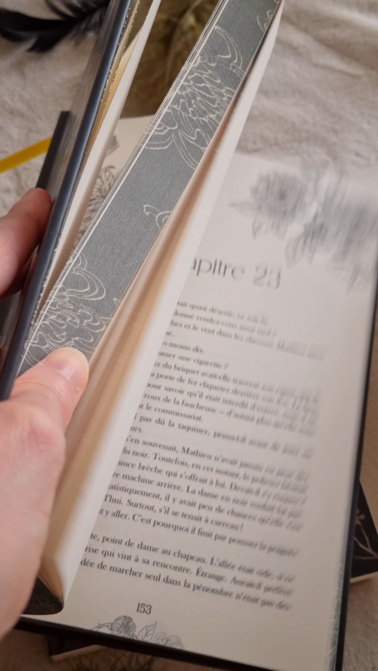 « Il faut lire beaucoup de romans pour être un bon écrivain »
On associe souvent les grands écrivains à une passion dévorante pour la lecture. Pourtant, plusieurs grands noms de la littérature entretenaient un rapport particulier, voire conflictuel, avec celle-ci.
1. Paul Valéry
Paul Valéry avouait lire très peu de romans. Il aimait surtout les textes scientifiques et techniques. À contrario, il adorait écrire et privilégiait l’écriture quotidienne à la lecture.
2. Ernest Hemingway
Lecteur sélectif, Hemingway relisait sans cesse les mêmes auteurs. Comme la plupart des écrivains de cette sélection, il préférait s’inspirer de l’expérience humaine pour écrire.
3. Georges Simenon
Le romancier disait ne presque jamais lire de romans (autres que les siens), mais lisait quelques pages de livres choisis au hasard dans sa bibliothèque chaque soir, avant de dormir. Il écrivait essentiellement ses romans à partir de l’observation humaine.
4. Samuel Beckett
Samuel Beckett a été un gros lecteur pendant une partie de sa vie, avant de remettre la discipline en question. Il prônait une lecture moins prolifique, pour ne pas influencer son écriture. Intéressant pour quelqu’un ayant reçu le prix Nobel de littérature en 1969.
Mots-clés: métier passion - écrivains - romans - bookstagram - littérature
Hashtags : #viedauteur #ecrivain #bookstagram #roman #littérature