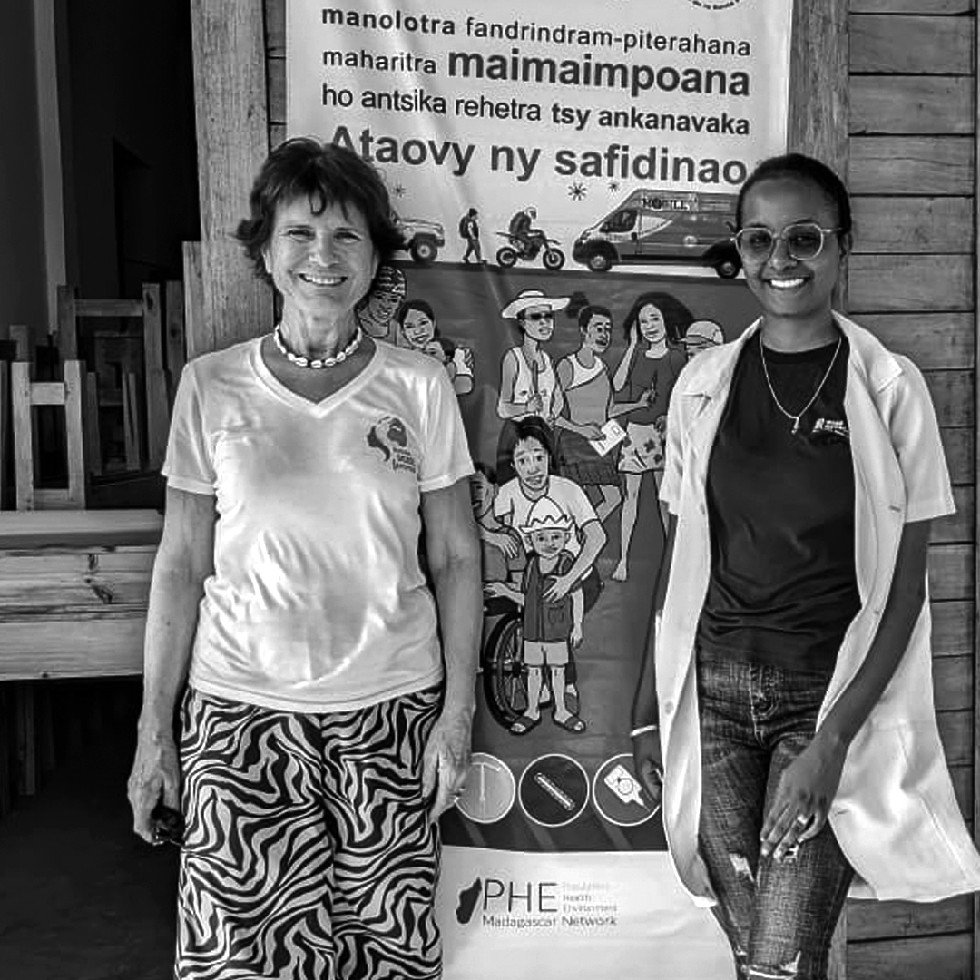 Portrait de bénévole : Noelle Bessieres
Je suis gynécologue obstétricienne à la retraite depuis 2021, engagée depuis 2007 dans l’humanitaire. Avec l’ONG Actions Santé Femmes, j’ai réalisé dix missions dans les collèges et lycées d’Abc Domino pour sensibiliser les jeunes à la santé sexuelle, la contraception et la prévention des IST. Accompagnée de l’ONG Marie Stopes, nous proposons des implants, distribuons des préservatifs et effectuons des consultations. Ces actions contribuent à réduire les grossesses précoces et à favoriser la poursuite des études.
Je me souviens notamment d’une mission au collège de Beheloca où six grossesses « surprises » venaient d’être découvertes — un rappel puissant de l’importance de ces actions, dont l’impact se traduit déjà par une baisse des grossesses non désirées dans les classes supérieures.
#sante #Madagascar #abcdomino #asf #actionsantefemmes #ong @actions.sante.femmes