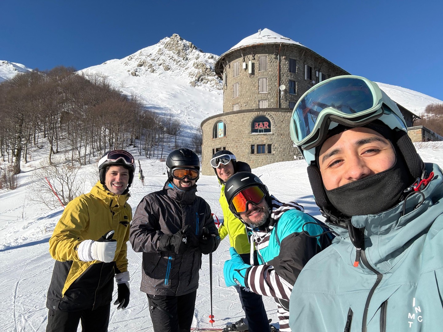 📍 𝗩𝗮𝗹 𝗱𝗶 𝗟𝘂𝗰𝗲 𝗦𝗽𝗮 𝗥𝗲𝘀𝗼𝗿𝘁 | 𝗖𝗮𝘀𝗮𝗻𝗱𝗼 𝗔𝗴𝗲𝗻𝗰𝘆
In Casando Agency i Manager 𝗻𝗼𝗻 𝘀𝗶 𝗶𝗻𝗰𝗼𝗻𝘁𝗿𝗮𝗻𝗼 𝘀𝗼𝗹𝗼 𝗽𝗲𝗿 𝗳𝗲𝘀𝘁𝗲𝗴𝗴𝗶𝗮𝗿𝗲 𝗶 𝗿𝗶𝘀𝘂𝗹𝘁𝗮𝘁𝗶.
Si incontrano per 𝗰𝗼𝘀𝘁𝗿𝘂𝗶𝗿𝗲 𝗾𝘂𝗲𝗹𝗹𝗶 𝗳𝘂𝘁𝘂𝗿𝗶.
Da ieri sera siamo insieme per:
⛷️ momenti di svago (sci & spa)
🤝 confronto reale tra professionisti
🎯 definizione di obiettivi chiari
🧠 strategie concrete
⚖️ rafforzare etica e valori aziendali
Perché la crescita non è improvvisazione.
È 𝗺𝗲𝘁𝗼𝗱𝗼, 𝘃𝗶𝘀𝗶𝗼𝗻𝗲 𝗲 𝗽𝗲𝗿𝘀𝗼𝗻𝗲 𝗴𝗶𝘂𝘀𝘁𝗲.
👉 Se oggi lavori in un grande franchising
👉 Se senti di dare più di quello che ti viene riconosciuto
👉 Se cerchi 𝗺𝗲𝗿𝗶𝘁𝗼𝗰𝗿𝗮𝘇𝗶𝗮, 𝗻𝘂𝗺𝗲𝗿𝗶 𝘃𝗲𝗿𝗶 𝗲 𝗾𝘂𝗮𝗹𝗶𝘁à 𝗱𝗲𝗹𝗹𝗮 𝘃𝗶𝘁𝗮
Forse è il momento di guardarti intorno.
𝗖𝗮𝘀𝗮𝗻𝗱𝗼 𝗔𝗴𝗲𝗻𝗰𝘆 𝗻𝗼𝗻 è 𝗽𝗲𝗿 𝘁𝘂𝘁𝘁𝗶.
Ma per chi vuole fare sul serio, sì.
📩 Scrivimi in DM
💬 oppure commenta “INFO”
#CasandoAgency #RecruitingImmobiliare #AgentiImmobiliari #CrescitaProfessionale #TeamCheVince #FormazioneContinua #Meritocrazia #RealEstateItalia #ManagerLife #WorkAndGrow