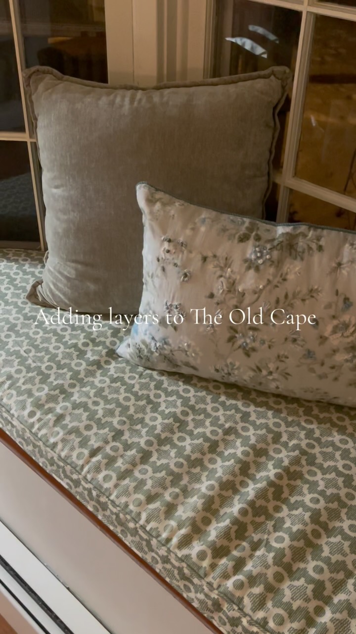 Taking a pause from some of the bigger projects to add some much needed cozy layers to The Old Cape 🕯️