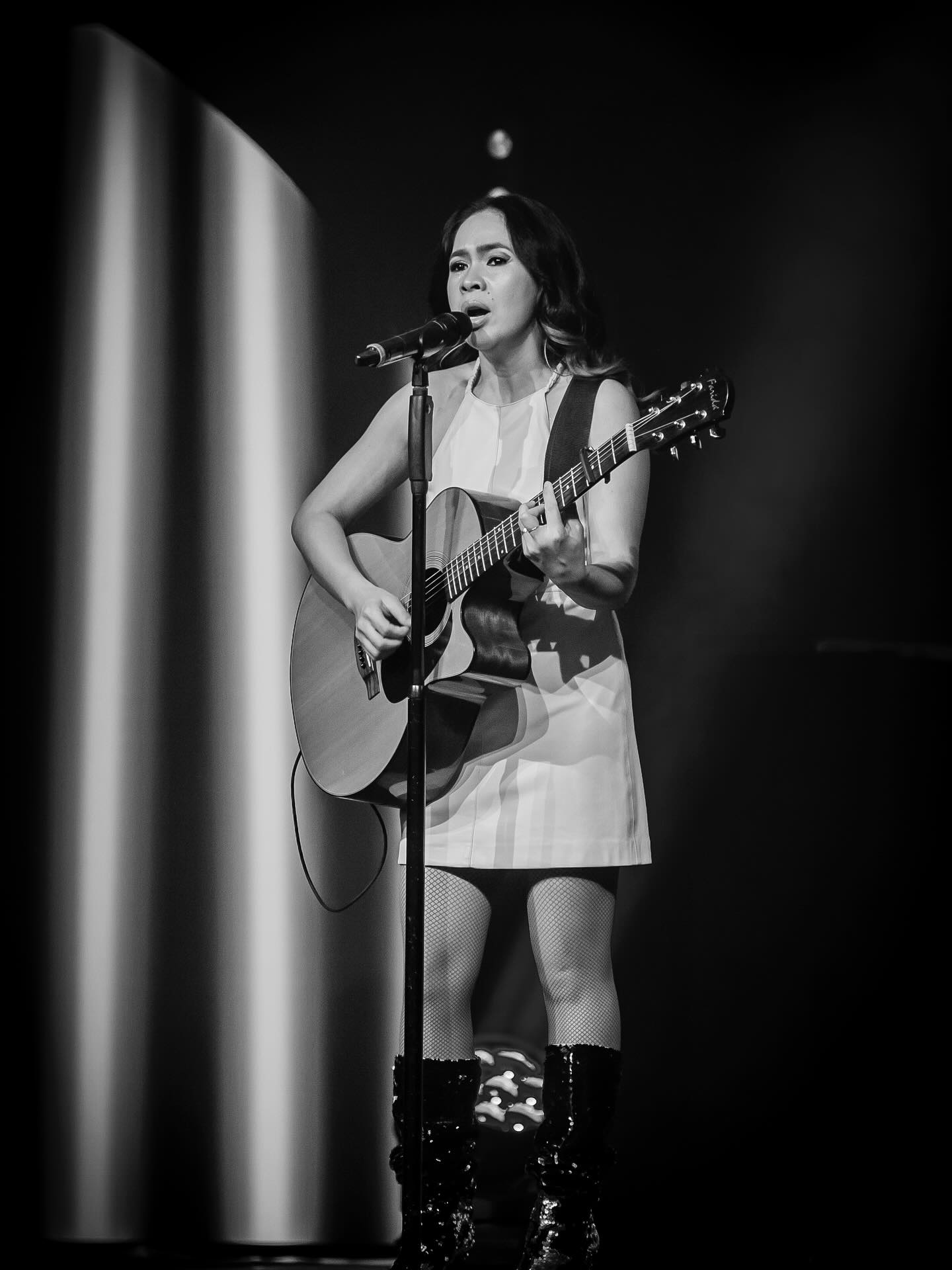 🤍 Intensive Momente auch in den Pausen - unsere @pavidemayo an den zarten Saiten 🎶
#Dinnershowleipzig #Nightfever #PaviinAction #leipzig