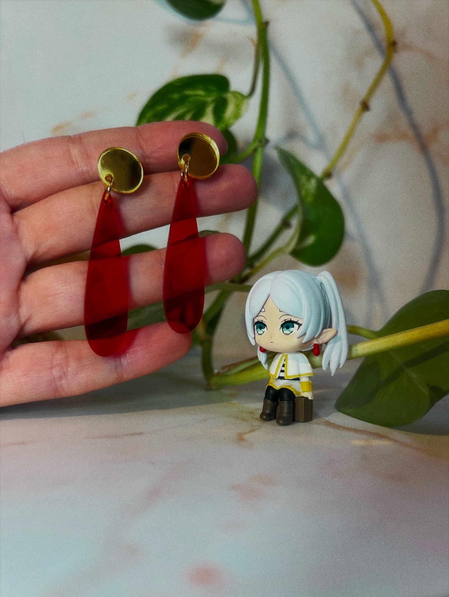 Uno de mis animes favoritos del año vuelve la semana que viene con su segunda temporada.
Me parece el momento perfecto para que lo veas con tus mejores galas y estrenes los pendientes de Frieren ✨
#frieren #anime #manga