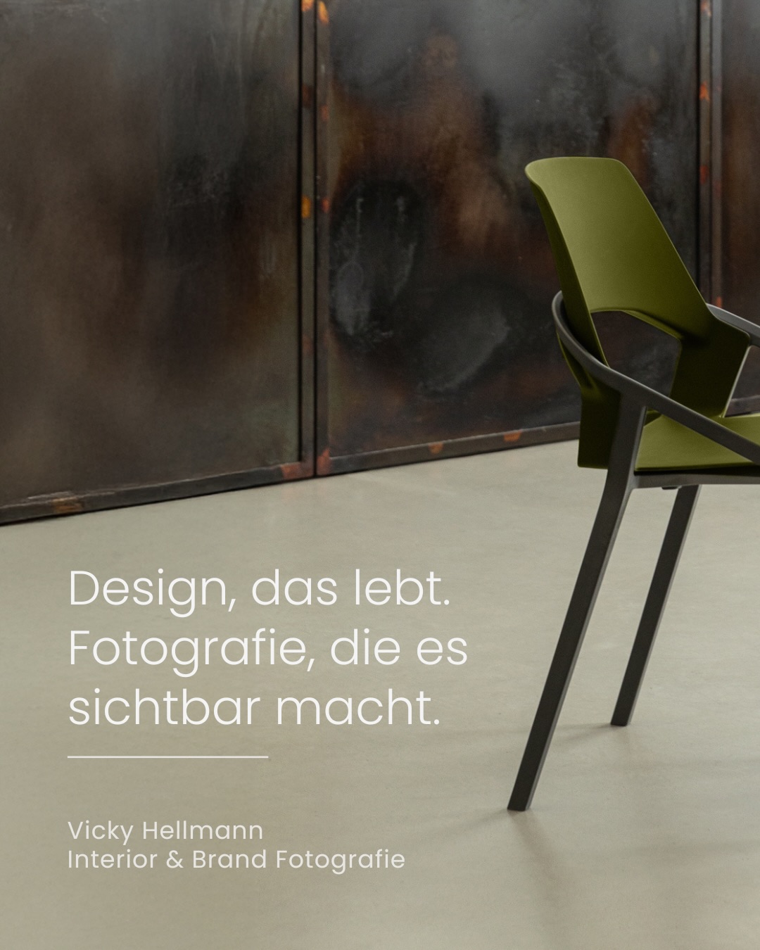 Ein Produkt zeigt sich nicht nur in seiner Form.
Sondern in dem, was er mit einem Raum macht ✨
Für den Mr. Auer Chair ist eine Bildwelt entstanden,
die genau das sichtbar macht:
seine Vielseitigkeit, seine Ruhe, seine Fähigkeit, sich unterschiedlichen Umgebungen anzupassen, ohne dabei an Charakter zu verlieren 🥰
📷
Er wurde nicht als reines Produkt im Fokus fotografiert.
Sondern als Teil von Atmosphäre.
Im Zusammenspiel mit Licht, Material und Raum.
Jede Szene erzählt eine andere Stimmung
und zeigt, wie flexibel das Design gedacht ist:
Drinnen wie draußen.
Klar, reduziert und dennoch lebendig.
Genau so arbeite ich in der Produkt- und Interiorfotografie:
Ich zeige nicht nur das Ergebnis,
sondern den Kontext, das Gefühl und die leise Geschichte dahinter ✨
Danke an @robertauer_com für das Vertrauen
und die gemeinsame Vision.
✨ Design, das lebt.
Fotografie, die es sichtbar macht 📷
📷
Ich bin Vicky, Interior & Brand Fotografin.
Ich entwickle Fotokonzepte für Geschichten im Raum,
die nicht nur zeigen, wie etwas aussieht,
sondern wie es wirkt:
Im Kontext, im Licht, in der Umgebung.