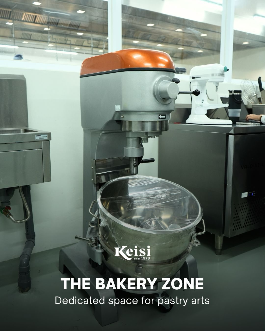 From preparation to storage, every detail matters.
Designed to support workflow efficiency, temperature stability, and hygiene—our bakery and cold chain solutions are built to perform behind the scenes, where quality is made.
Looking to optimize your production space?
Talk to our team and find the right solution for your kitchen.
#KeisiSince1978 #KitchenSolutions #ColdChainSystem #BakeryDesign #ProfessionalKitchen