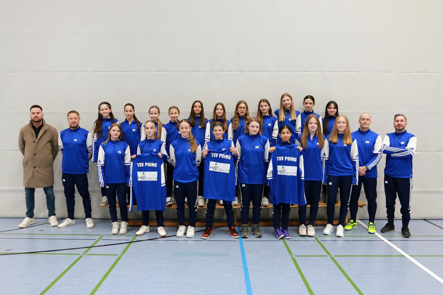 Unsere Mädels der C-Juniorinnen freuen sich riesig über ihre neuen Trainingsanzüge! 🙌🔵🟡
Ein großes Dankeschön an unseren neuen Sponsor HB-Colours und insbesondere an den Geschäftsführer Hakan Budak für die tolle Unterstützung.
So ausgestattet gehen wir motiviert in die kommenden Spiele und Trainingseinheiten! ⚽🔥
Danke für euren Support! 🤝