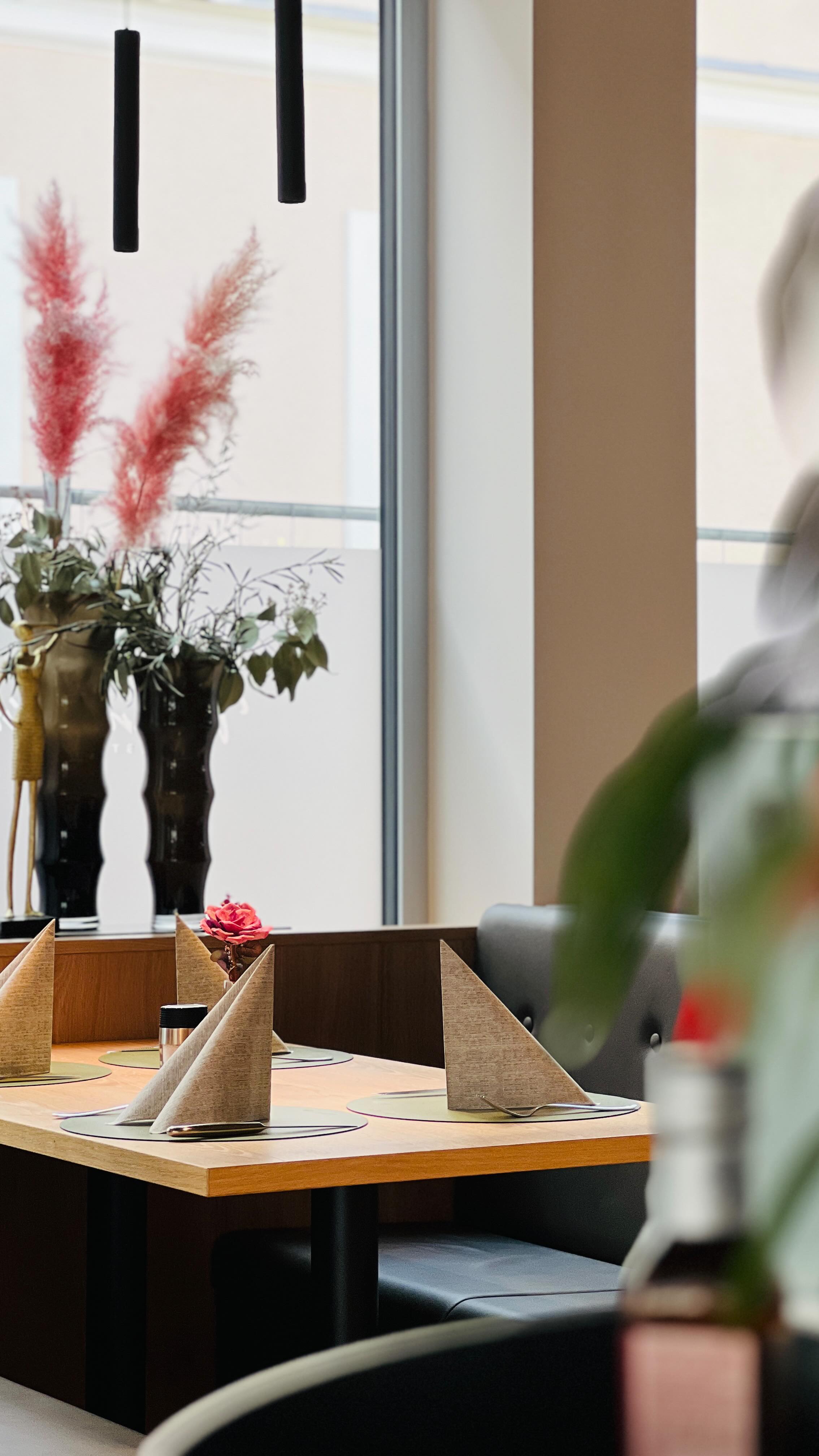 Gutes Essen schmeckt nicht nur – es macht auch glücklich. ☺️
Bei uns dreht sich alles um ehrlichen Geschmack und echten Genuss – bei jedem einzelnen Bissen.
PS: Diese Woche ist die letzte Gelegenheit, bevor wir in den BETRIEBSURLAUB gehen.
Also kommt noch schnell vorbei und genießt es!
#wrannissimo #veldenamwörthersee #genuss