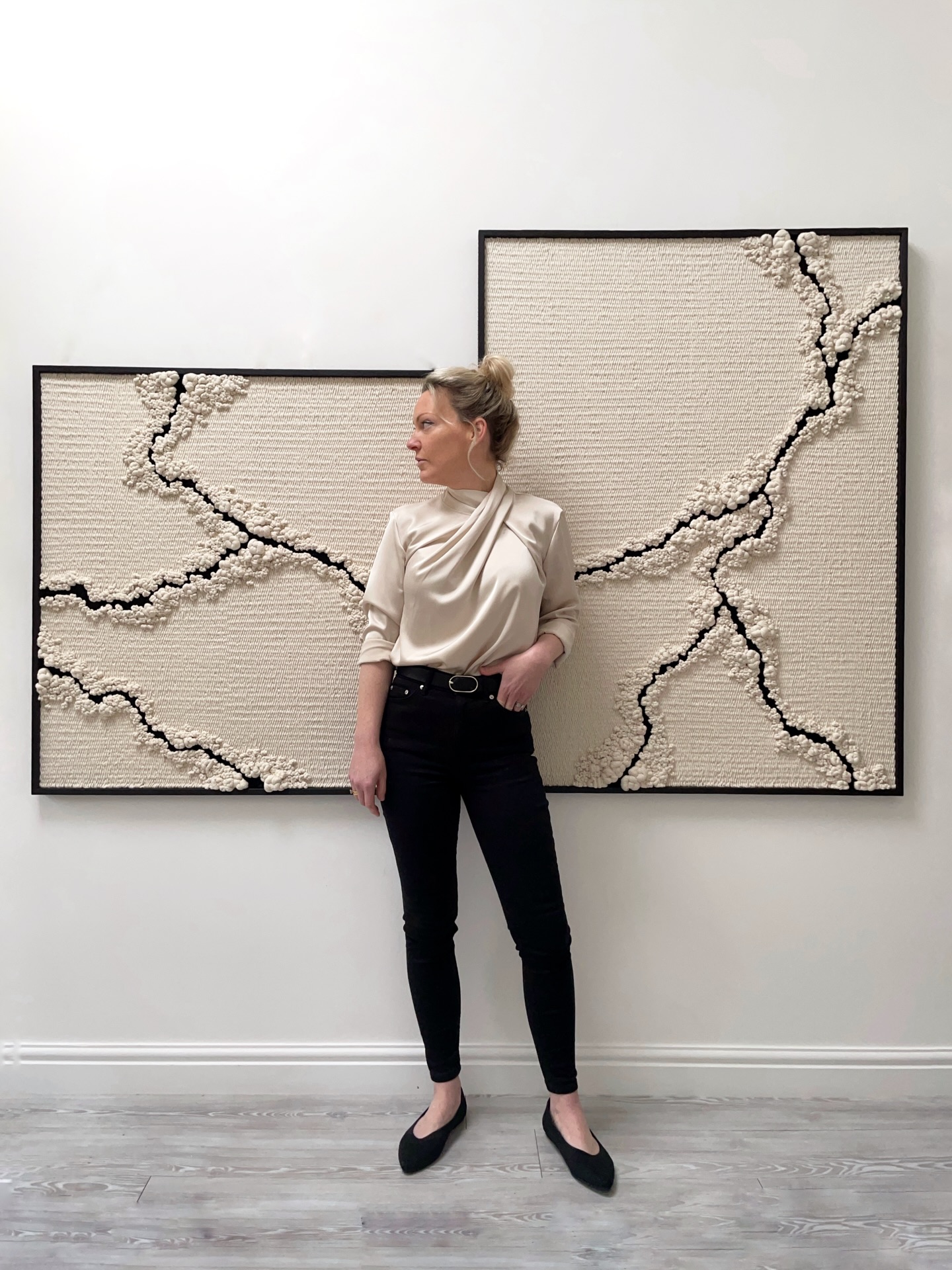 Swipe across to see this pair in their forever home in California 🤎
‘Gorge 008’ - 1m x 1m
& ‘Gorge 009’ - 1m x 1.32m.
Solid oak, Organic Egyptian cotton.
🤎 Happy New Year to you!! We had a lovely festive break of hosting family, then running off to Devon for some much needed nature time. I even managed a sea dip in the very cold 9 Celsius sea!
The end of last year got a little much for me with various things…but I’m ready to leave that behind now 💪
Minus today which has been a snow day ❄️ , I’m hitting this year hard with my current massive commission, new metal frames (which will mean new BIGGER pieces!) and hopefully a few other exciting things in the pipeline 😉.
What are you most excited to achieve this year?
🤎 Learn more about my art work via the link in my bio, or just drop me a DM!
.
.
.
.
.
www.ellecollins.com
UK artist. Birmingham art. Wall art. Contemporary art. Art for interiors. Art for interior designers. Sculpture art. Textile art. Coastal style. Organic modern interior. Organic modern design. Texture art. Art for the home. Statement art. Unusual art. Tactile art. Subtle art. Inspired by nature. Nature inspired art. Neutral interiors. Neutral home. Sustainable art. Sustainable design. Art collectors. Minimalist art. Calm art.
#wallarts #artforinteriors #organicmoderndesign #interiordesign #artinstallation