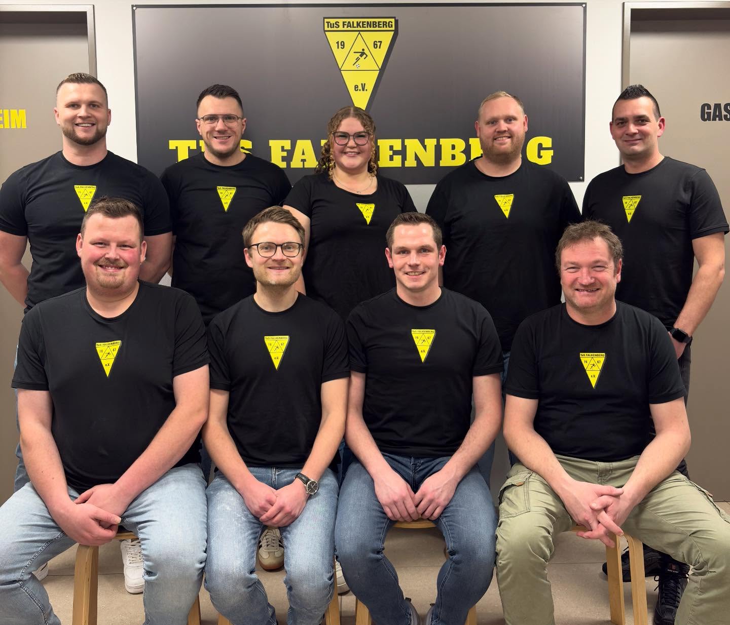 Der TuS Falkenberg hat sich seit der vergangenen Generalversammlung neu aufgestellt.
Der Vorsitzende Patrick Säger zeigt sich überzeugt:
„Mit diesem Vorstand können wir erfolgreich in die kommenden Jahre blicken.“
Im Amt geblieben sind Patrick Säger als 1. Vorsitzender sowie Lukas Brandewie als 2. Vorsitzender.
Tobias Wilke-Runnebaum übernimmt die Leitung der Jugendabteilung. Heinz-Bernhard von Höfen übergibt diesen Posten an ihn und wurde zum stellvertretenden Jugendobmann gewählt.
Die Kasse übernimmt künftig Annika Rump.
Hannes Meyer und Klaus Buschermöhle bleiben weiterhin in ihren bisherigen Ämtern als Herren-Obmann beziehungsweise Altherren-Obmann.
Neu in den Vorstand gewählt wurden Nils Taphorn als Beisitzer sowie René Lübbehusen als Schriftführer.
Stephanie Tönnies und Stefan Richter haben sich nicht erneut zur Wahl gestellt. Der Verein bedankt sich herzlich für ihr langjähriges Engagement.