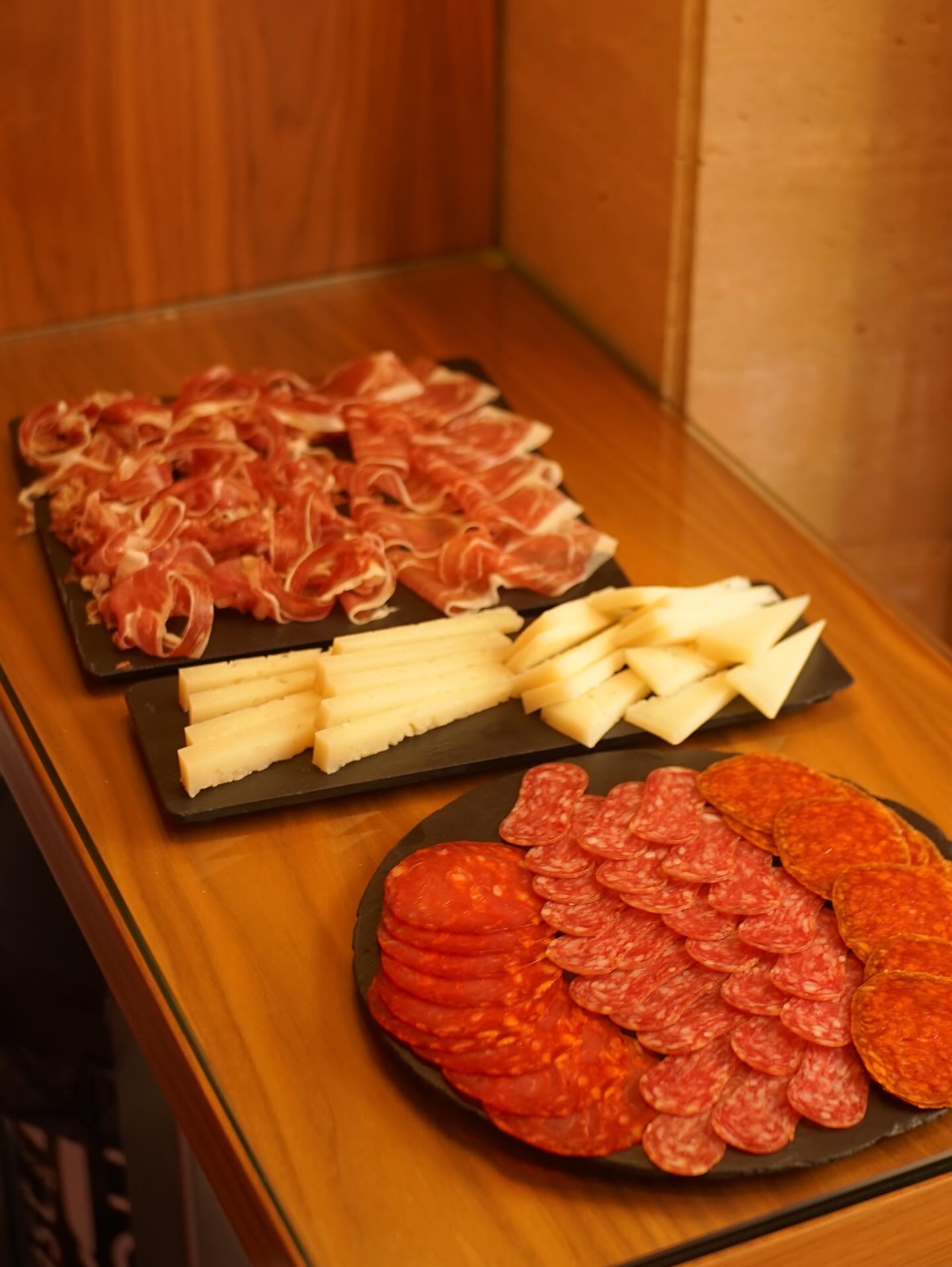 One of our favorite stops!
A family-run charcuterie with over 100 years of history and homemade products.
This is what the Tapas Walking Tour is all about, discovering the real places.
📩 If you’re visiting Lloret de Mar, message us to book your experience.
We work with small groups.
Una de nuestras paradas favoritas 💛
Una charcutería familiar con más de 100 años de historia y producto hecho por ellos.
Tapas Walking Tour te acerca a los lugares mas reales.
📩 Si estás visitando Lloret de Mar, escríbenos para reservar tu experiencia.
Trabajamos con grupos pequeños.
Una de les nostres parades preferides 💛
Una xarcuteria familiar amb més de 100 anys d’història i producte propi.
Tapas Walking Tour t’apropa als comerços del poble.
📩 Si estàs visitant Lloret de Mar, escriu-nos per reservar la teva experiència.
Treballem amb grups petits.