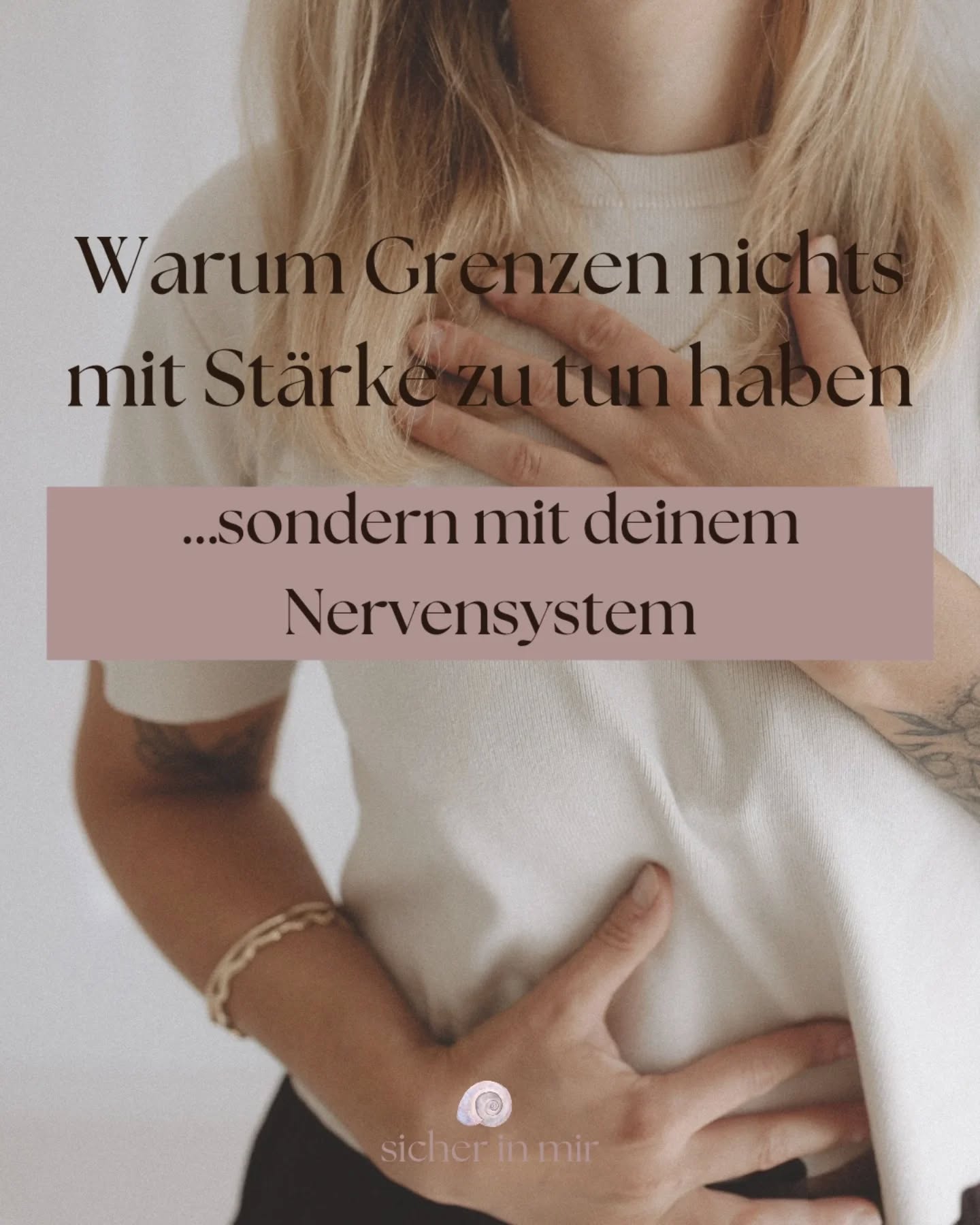 Grenzen scheitern selten am Mut.
Sie scheitern am Nervensystem.
Viele Menschen glauben, sie müssten nur lernen, klarer zu kommunizieren.
Nein zu sagen. Sich besser abzugrenzen. Konsequenter zu sein.
Was dabei übersehen wird:
Wenn dein Nervensystem gelernt hat, dass Bindung nur über Anpassung sicher ist,
dann fühlt sich jede Grenze wie ein Risiko an.
Nicht im Kopf.
Im Körper.
Dann passiert Folgendes: Du spürst ein inneres Nein,
aber dein System schaltet auf Überleben.
Anpassen, erklären, aushalten, durchhalten.
Oder Rückzug. Oder Erstarrung.
Grenzen sind kein Verhalten.
Sie sind ein Zustand.
Ein reguliertes Nervensystem kann unterscheiden:
Was gehört zu mir?
Was gehört zu dir?
Was ist mir gerade zu viel?
Deshalb beginnen Grenzen nicht im Gespräch,
sondern im Spüren.
Nicht mit „Du musst dich besser abgrenzen“,
sondern mit Sicherheit im Körper.
Wenn dein Körper erlebt: Ich darf mich schützen
und bleibe trotzdem verbunden,
dann werden Grenzen klar. Leise. Tragfähig.
Und genau dort beginnt echte Veränderung.
With Love
Carola
SICHER.IN.MIR
KÖRPERARBEIT
SYSTEMISCHES COACHING
EMBODIMENT
TRAUMASENSIBEL
NERVENSYSTEMARBEIT