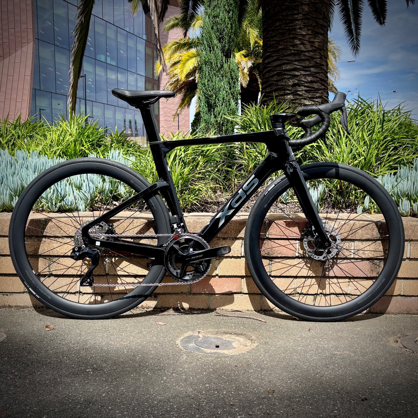 🚴♂️ XDS AD7 — built for speed, precision, and pure ride feel.
⚡ Full carbon frame & fork
🌀 Shimano 105 Di2 electronic shifting
🌬️ Aero design with Branta carbon wheels
From fast climbs to flat-out sprints, the AD7 is ready to perform.
In store now (medium size) $4199
#XDS #AD7 #RoadBike #CarbonBike #CyclingLife #cycleballarat #shimano