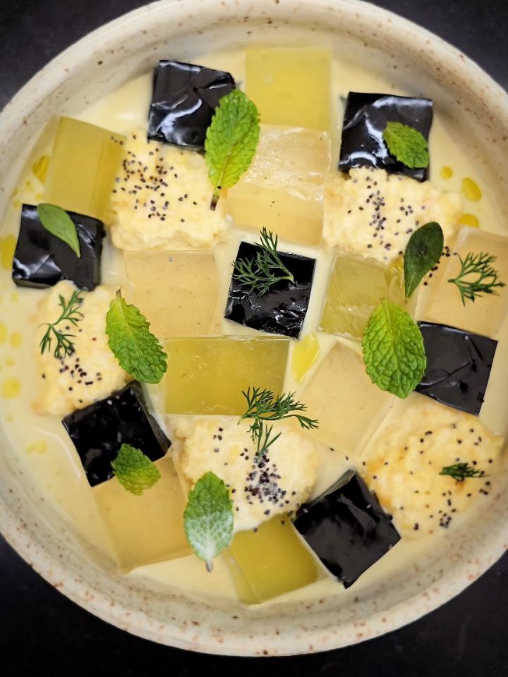 BRUNCH MILANA
Enero 2026
Entrada
PAN DE JENGIBRE
Pan de banano, sésamo y jengibre. Pudín de chía y leche de coco.
Mantequilla de maní y sésamo negro. Guanábana, arándanos, pera. Maní garapiñado con panela, sésamo y nibs de cacao. Gomitas de musílago de cacao.
Principal
CHOROTA
Pollo en mole de tomates ahumados y especias. Semillas de calabaza, picadillo de hierbas. Rulos de cebolla. Tortillas de chorota. Picadillo picante de cebolla y cilantro. Ensaladilla de yota, pepino. Limón tatemado.
Postre
MOSAICO
Gelatinas mosaico (carbón activado, saúco y limonaria). Bizcocho de limón. Tres leches limonaria y viche.
.
#Brunch #Milana #Barichara
#Milanabarichara