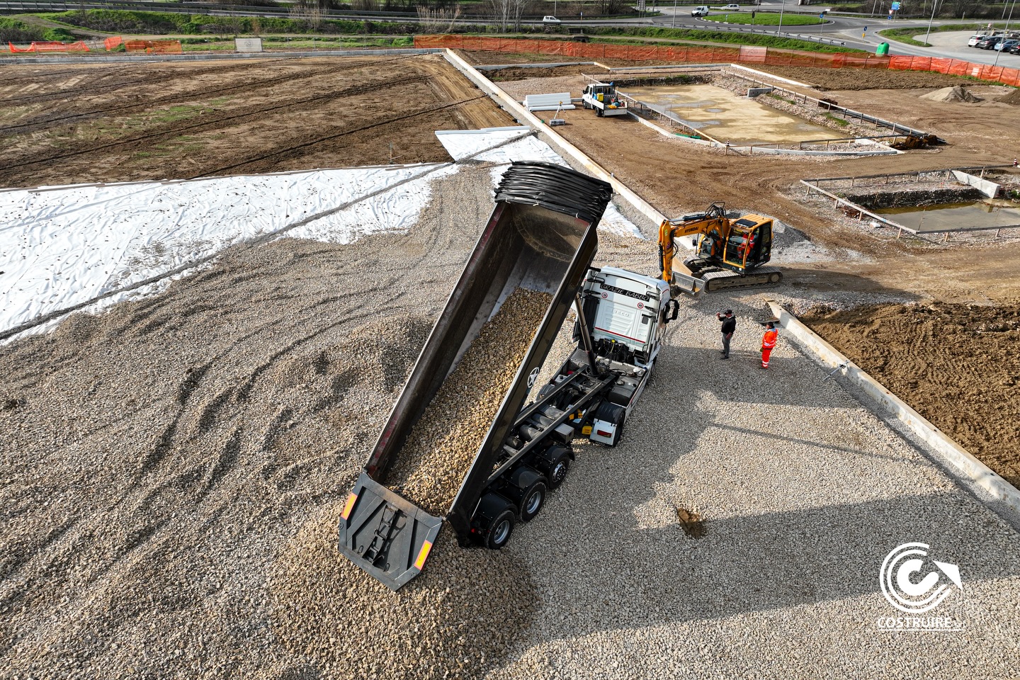 Nuovo Centro Sportivo Comunale “G. Berti” – Monsummano Terme (PT)
Proseguono i lavori per la realizzazione del Nuovo Centro Sportivo Comunale “G. Berti”, un intervento atteso e strategico per il territorio di Monsummano Terme, che rientra nel più ampio percorso di potenziamento e riqualificazione delle infrastrutture sportive comunali.
L’opera nasce in un contesto in cui l’amministrazione locale ha investito negli ultimi anni nel recupero e nello sviluppo degli impianti pubblici, riconoscendo allo sport un ruolo centrale nella vita sociale, educativa e aggregativa della comunità. Il nuovo centro sportivo rappresenta un tassello fondamentale di questo percorso, in un’area storicamente dedicata alle attività sportive come la località di Cintolese.
Il cantiere prevede lavorazioni articolate e coordinate, con particolare attenzione alla qualità esecutiva, alla funzionalità degli spazi e alla durabilità delle opere, nel rispetto delle prescrizioni tecniche richieste per un intervento pubblico di questa rilevanza.
Un progetto che contribuirà a dotare il territorio di una struttura moderna e adeguata alle esigenze di associazioni sportive, scuole e cittadini, rafforzando l’offerta di servizi e spazi dedicati allo sport.
Di seguito alcune immagini dal cantiere che documentano l’avanzamento delle lavorazioni.
#costruiresrl #monsummanoterme #camposportivo
