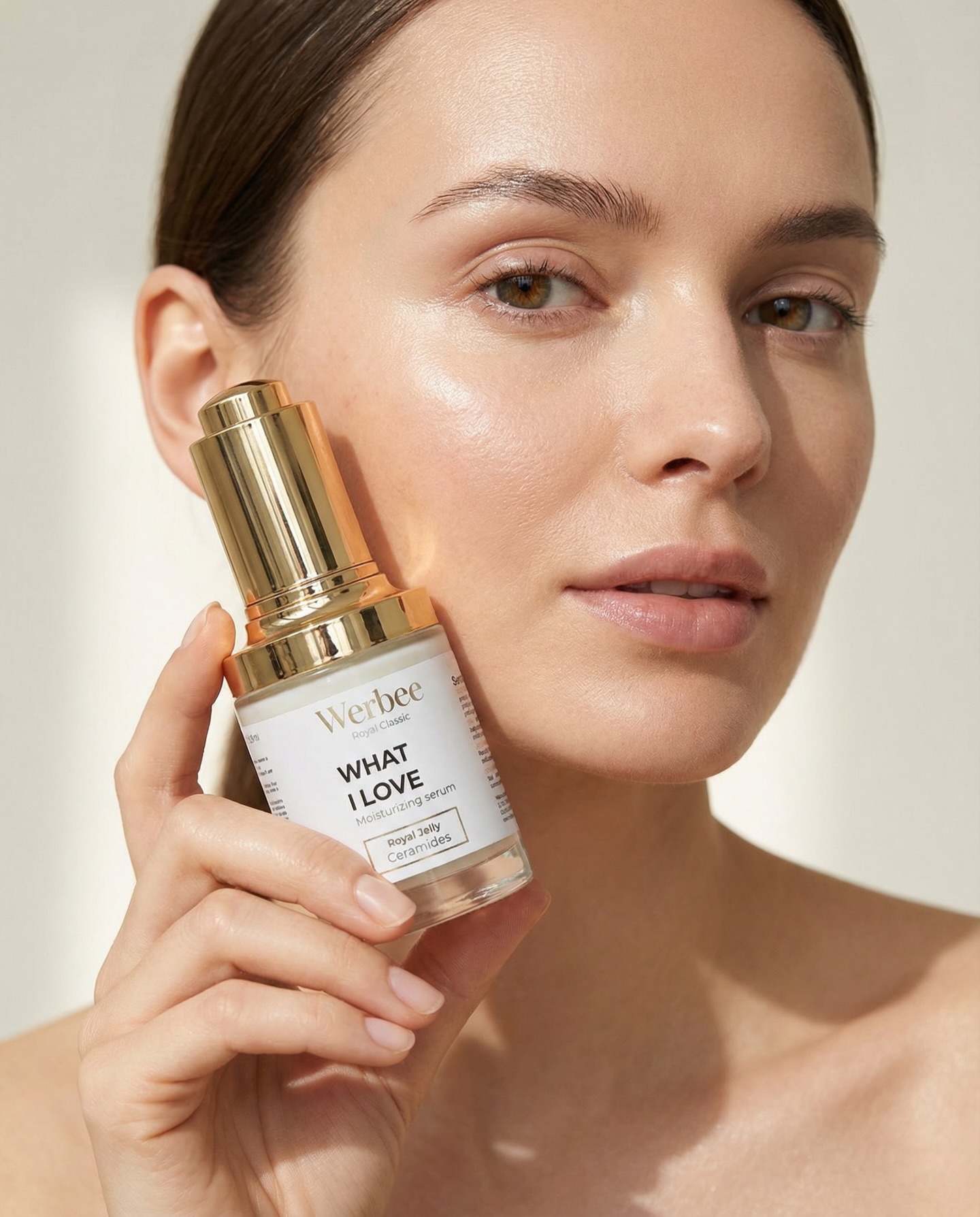 WHAT I LOVE- serum nawilżające Werbee Cosmetics ✨
Twoja skóra zasługuje na codzienną dawkę miłości 💙
Serum What I Love to intensywne nawilżenie i odbudowa bariery hydrolipidowej. Przywracają skórze blask i zdrowy wygląd już od pierwszego użycia.
💧 Dlaczego je pokochasz?
✔ głęboko nawilża i pomaga zatrzymać wodę w skórze
✔ wygładza i poprawia elastyczność
✔ koi, regeneruje i wspiera barierę hydrolipidową
✔ lekką formułę, która szybko się wchłania – idealna pod makijaż
To serum sprawdzi się w każdej pielęgnacji- niezależnie od typu skóry. Jeśli czujesz suchość, ściągnięcie lub brak blasku, What I Love szybko stanie się Twoim pielęgnacyjnym must-have ✨