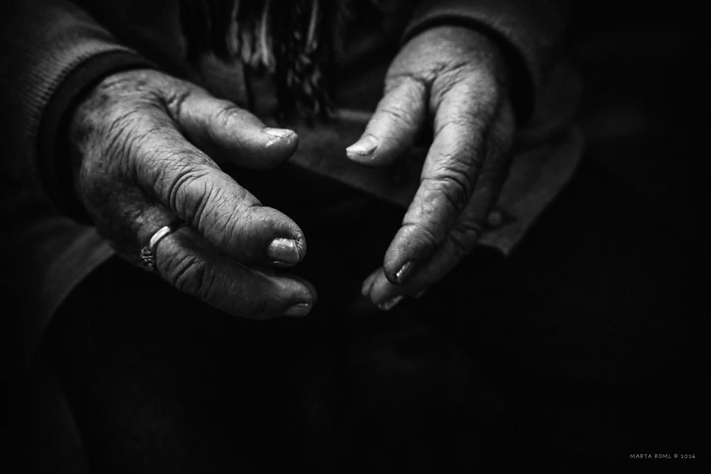 Lembro-me de acordar da apneia. E a dor da negação surda, enquanto o fogo lavrava a casa. Perdida, rondando o perigo calado. Todos os olhos e mãos. Bocas também - porém vítimas de si próprias. Nós de nós. Tanta página escrita às margens da aldeia. Saberás finalmente quem sou, agora que me esqueço de mim?
To be continued...
Texto & Foto 📸 ©️ Marta Roml
👉 Segue-me para mais inspiração 🙏❤
#prosapoética #corpomemória #martaroml