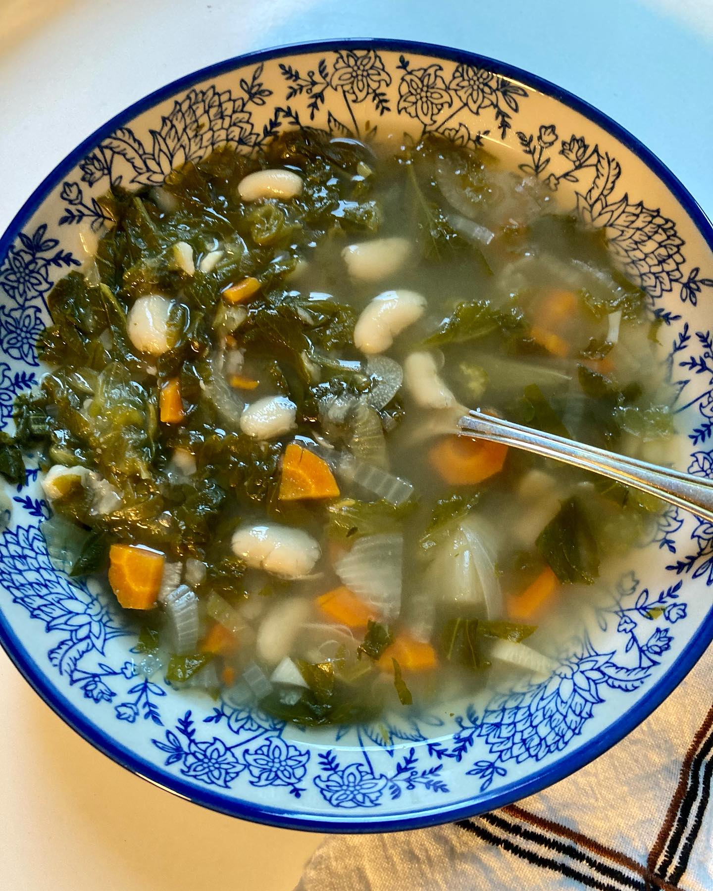 Soupe à la scarole et haricots blancs (zuppa scarola e fagioli)
Une belle recette italienne de soupe légère, détox et en même temps nourrissante pour cette période après fêtes!
Pour 4 personnes: 1 scarole (ou autre verdure batavia, trévise, salade défraichie ou fanes de radis), 400g de haricots blancs en boite, 2 carottes, 1 branche de céleri, 1 oignon, 3 gousses d'ail, 1 branche de romarin, 1 feuille de laurier, 1 cube de bouillon de légumes, huile d'olive, parmesan râpé, piment d'Espelette, sel, poivre
Éplucher, laver et couper finement tous les légumes. Faire revenir l'oignon et l'ail dans un peu d'huile d'olive. Ajouter les autres légumes et les faire braiser légèrement.
Ajouter l'eau juste à niveau, le cube de bouillon de légumes émietté, le romarin et le laurier. Porter à ébullition et cuire 30 minutes. Ajouter les haricots blancs égouttés et cuire 20 minutes de plus. Ajouter une pointe de piment (facultatif, selon son goût) et rectifier l'assaisonnement si besoin.
Servir bien chaud avec du parmesan râpé et un filet d'huile d'olive.
Buon appetito!
#soupes #soups #zuppa #soupe #soupedetox #détox #detoxsoup #fagioli #scarola #scarole #scarolaefagioli #celeri #dietetique #dietetiquechinoise #madreperlamtc