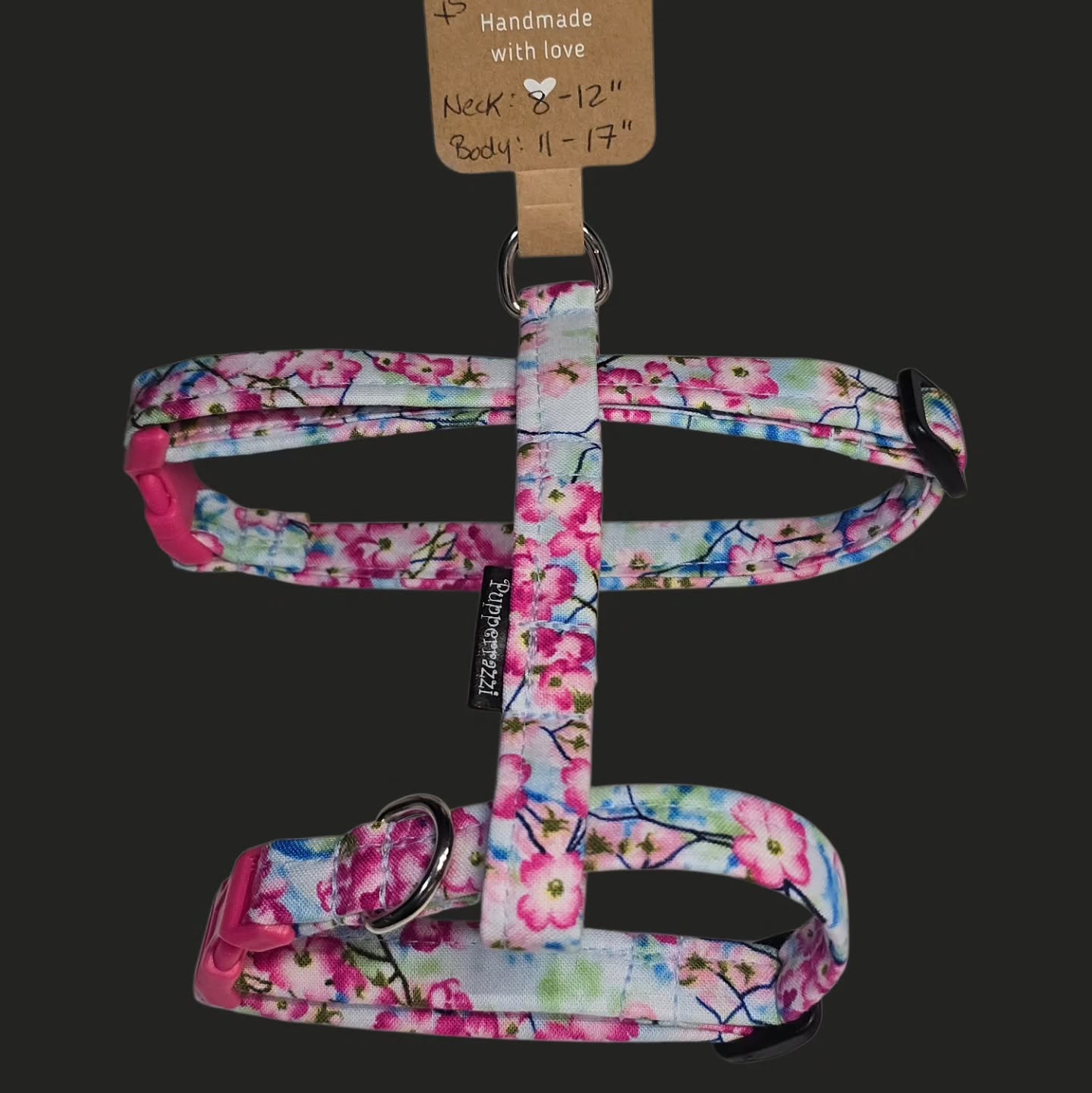 I changed a little something with the cat harnesses! I added a D ring to the collar part so that when not using the full harness, you can still just use the collar!
Also, this is one of my favorite patterns! 🌸