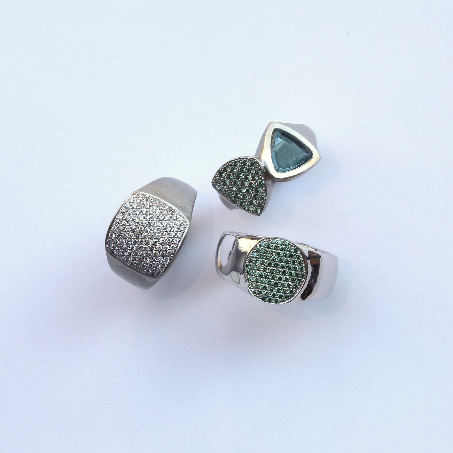 Egal ob Antik, Rund oder Dreieckig: Brillanten passen immer!
Hier in weiß oder grün oder zusammen mit einer Indigolith-Scheibe.
#jewelry #ring #platinum #whitegold #diamonds #tourmaline