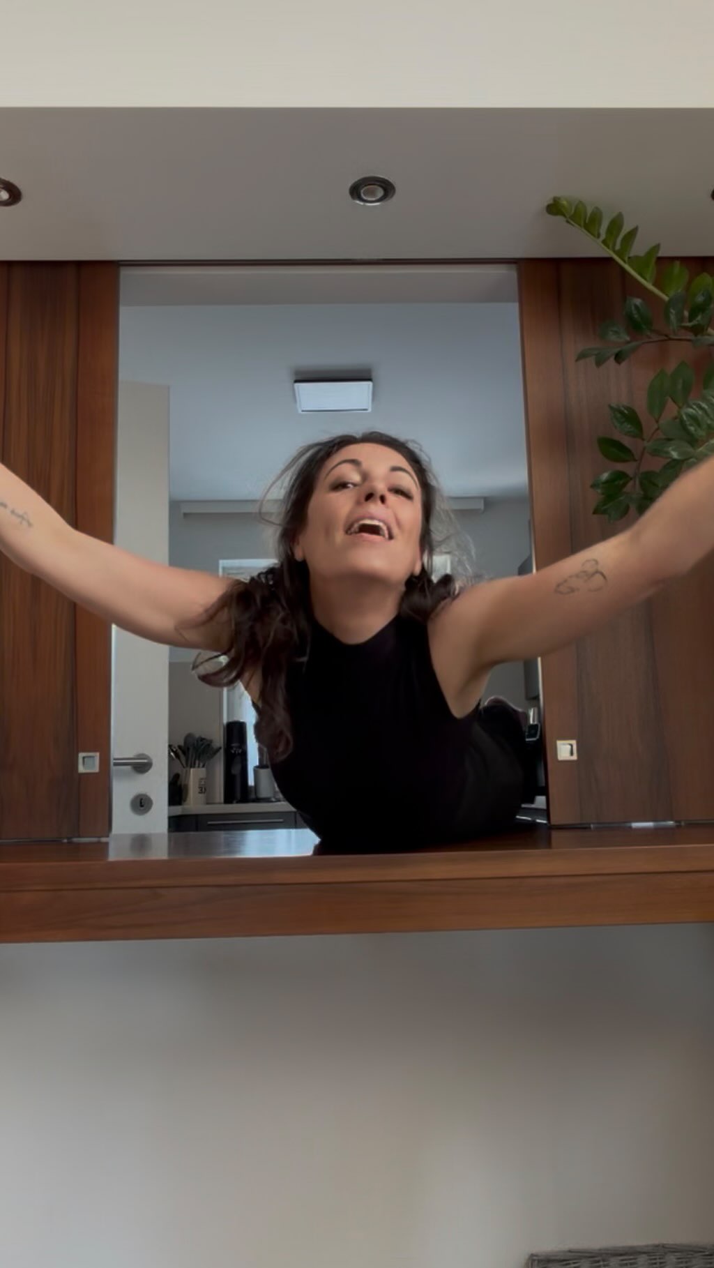 Du kochst nicht? Als Frau? Zu was bist du dann gut und was machst du in der Küche?😳😳
Ja, sowas wurde ich neulich gefragt. Nachdem ich erzählt habe, dass bei uns mein Mann kocht (gern und gut) und ich Tanz unterrichte. @oklumaier ♥️
Viel Zeit?! Keine Kinder!? Nur herumhüpfen und nix kochen? Wth! Mehr hat es wohl nicht gebraucht im Kopf meines Gegenübers. Klichees wurden seiner Meinung nach zu 💯Prozent erfüllt.
Es macht mich wütend, bestürzt und traurig immer noch mit solchen Klichees beworfen zu werden, auch wenn es bei weitem schlimmere gibt. Und ja, ich weiß, ich kann mir vieles aussuchen, hab Freiheiten die viele, vor allem Frauen nicht haben. Und es tut mir ehrlich leid für dieses Ungleichgewicht und auch diese Ungerechtigkeit
ABER: Ich habe mir all das erarbeitet und gewählt, es war nicht einfach nur so weil ich eben Glück hatte und immer, egal welche Wahl du tätigst, hat es auch seinen Preis💕
Aber zurück zum Thema. Ja ich koche NICHT und NEIN ich fühle mich vollwertig und weiblich in fast jeder Faser. 6isten und diskriminierende Personen haben keine Platz in meinem Feld. Nicht heute und schon gar nicht morgen!
Ich hoffe du entscheidest dich immer wieder für dich und was du tief in dir drinn fühlst. Alles was zählt ist gesagt. Und hey, wenn du in der Küche lieber tanzt als kochst- Go for it! und wenn du doch kochen musst, dann vllt mit Hüftschwung und Löffelmikro😍✨
😘
#auseinemtanz #weiblichkeit #clichee #kochen #tanz