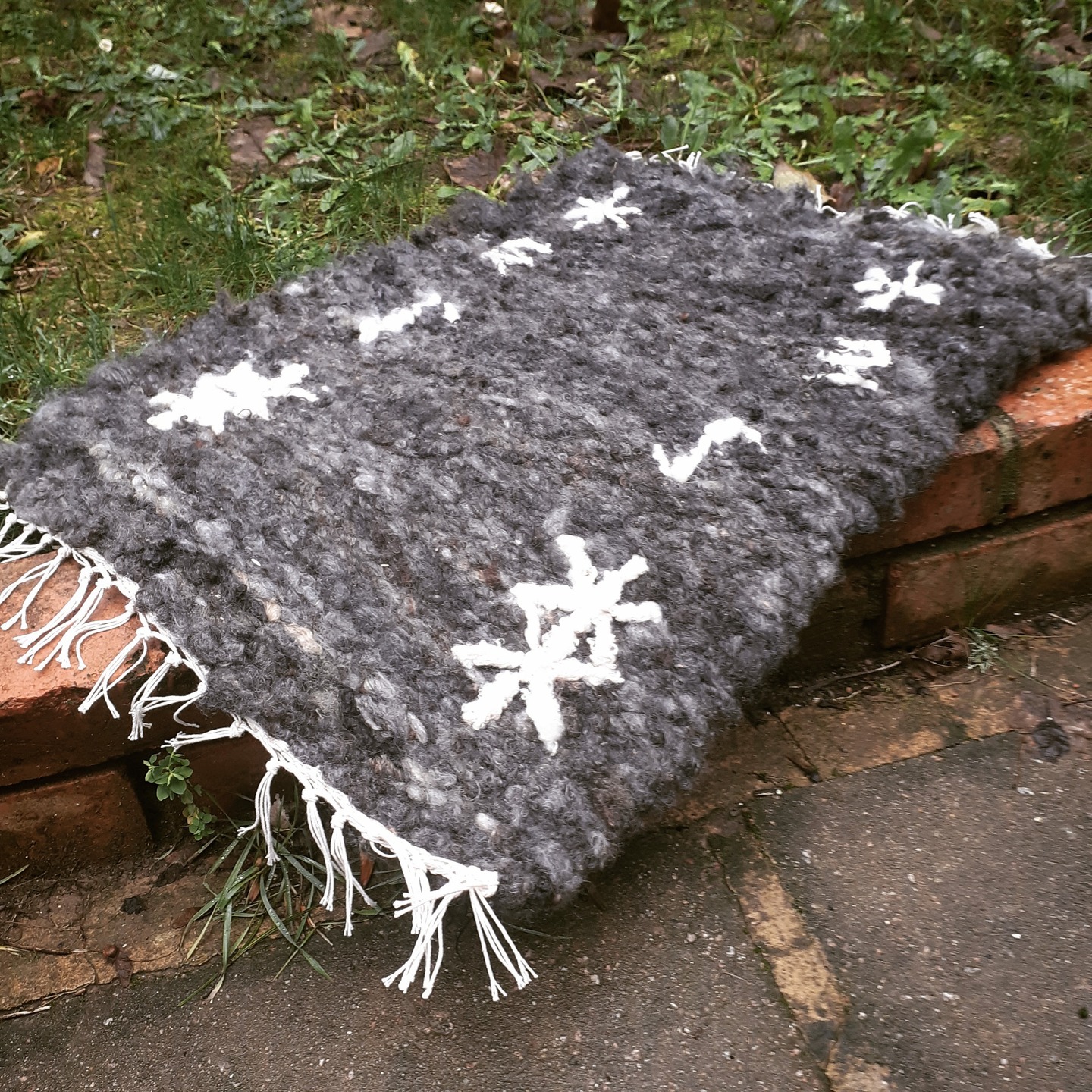 When I wasn't working on vararfeldir last December, I was nonetheless at my loom, working away on custom Christmas presents for my family! Here's a bijoux dark grey rug I made for my daughter-in-law, inscribed with Elder Futhark runes and bindrunes. She's looking forward to sinking her toes into it in front of her dressing table as she gets ready each morning!
#weaver #handwoven #handwovenrugs #vikingweaving #vikingcraft #heritagecraft #futhark #norserunes
