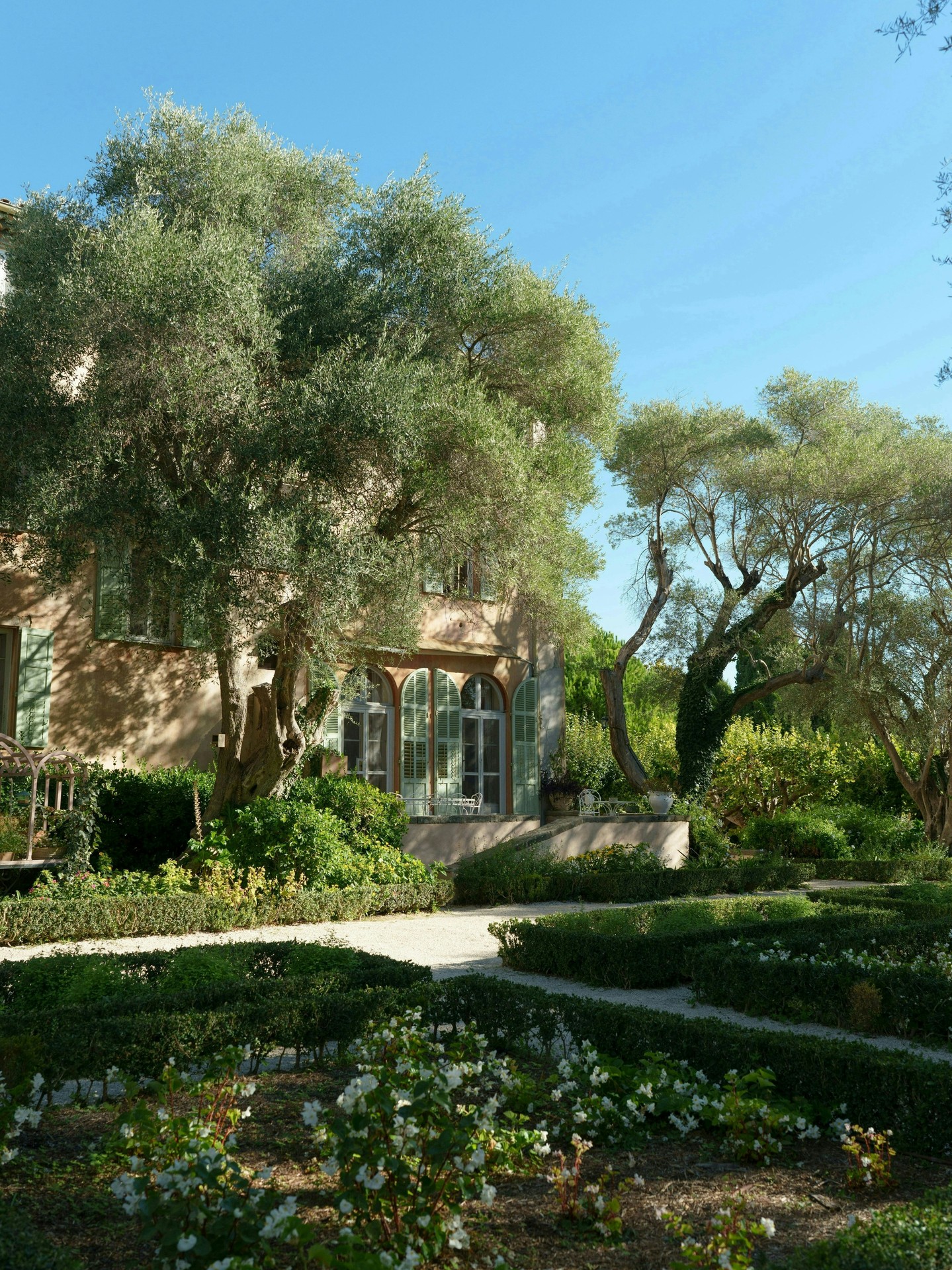 La pierre chauffe au soleil, les oliviers dansent au gré du vent, et la lumière fait le reste.
Pas besoin d’en faire trop quand le lieu sait déjà tout dire.
~
The stone warms under the sun, olive trees dance with the wind, and the light does the rest.
No need to overdo it when the place already says it all.
📸 : @nastiavesna_photo
#mariage #lieuevenementiel #evenements #weddingvenue #weddingdestination #eventvenue