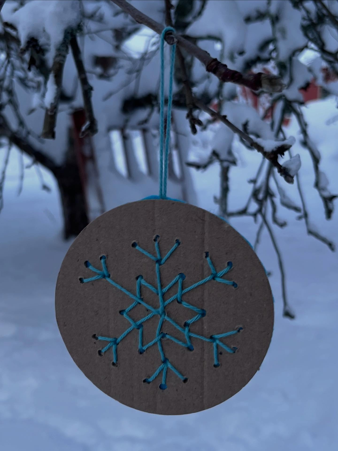 Wool Snowflakes ❄️
A soft and cozy craft for a creative winter 🤍
When snow falls outside, we make our own at home.
A bit of wool, a bit of patience…
A perfect activity to develop fine motor skills, focus, and creativity while enjoying a calm, mindful moment.
All the materials and step-by-step instructions — with photos and detailed explanations — are available on my website (link in bio).
Materials:
- Cardboard
- Pencil
- Yarn needle *
- Cotton yarn (8/4)*
- Glue *
- Felt *
*Products from @panduroofficial
—
Les flocons de laine ❄️
Une activité toute douce pour un hiver créatif 🤍
Quand dehors tombent les flocons, on crée les nôtres à la maison.
Un peu de laine et un peu de patience
Une activité parfaite pour développer la motricité fine, la concentration et la créativité.
Toutes les références pour le matériel et lesétapes de réalisation et — avec photos et explications détaillées — sont à retrouver sur mon site (lien en bio).
Matériel :
- Carton
- Crayon à papier
- Aiguille à laine *
- Fil coton (8/4)*
- Colle *
- Feutrine *
*Produits achetés chez @panduroofficial
—
Activité Créative Hiver | DIY Enfant | Flocon en Laine | Motricité Fine | Activité Manuelle Montessori
Winter Kids Craft | Wool Snowflake DIY | Fine Motor Activity | Recycled Play | Easy Cardboard Decoration
Vinterpyssel Barn | Snöflinga av Garn | Kreativ Aktivitet
—
#panduro #recycleandplay #inspiretheirearlyyears #funbudgetplay #wintercrafts