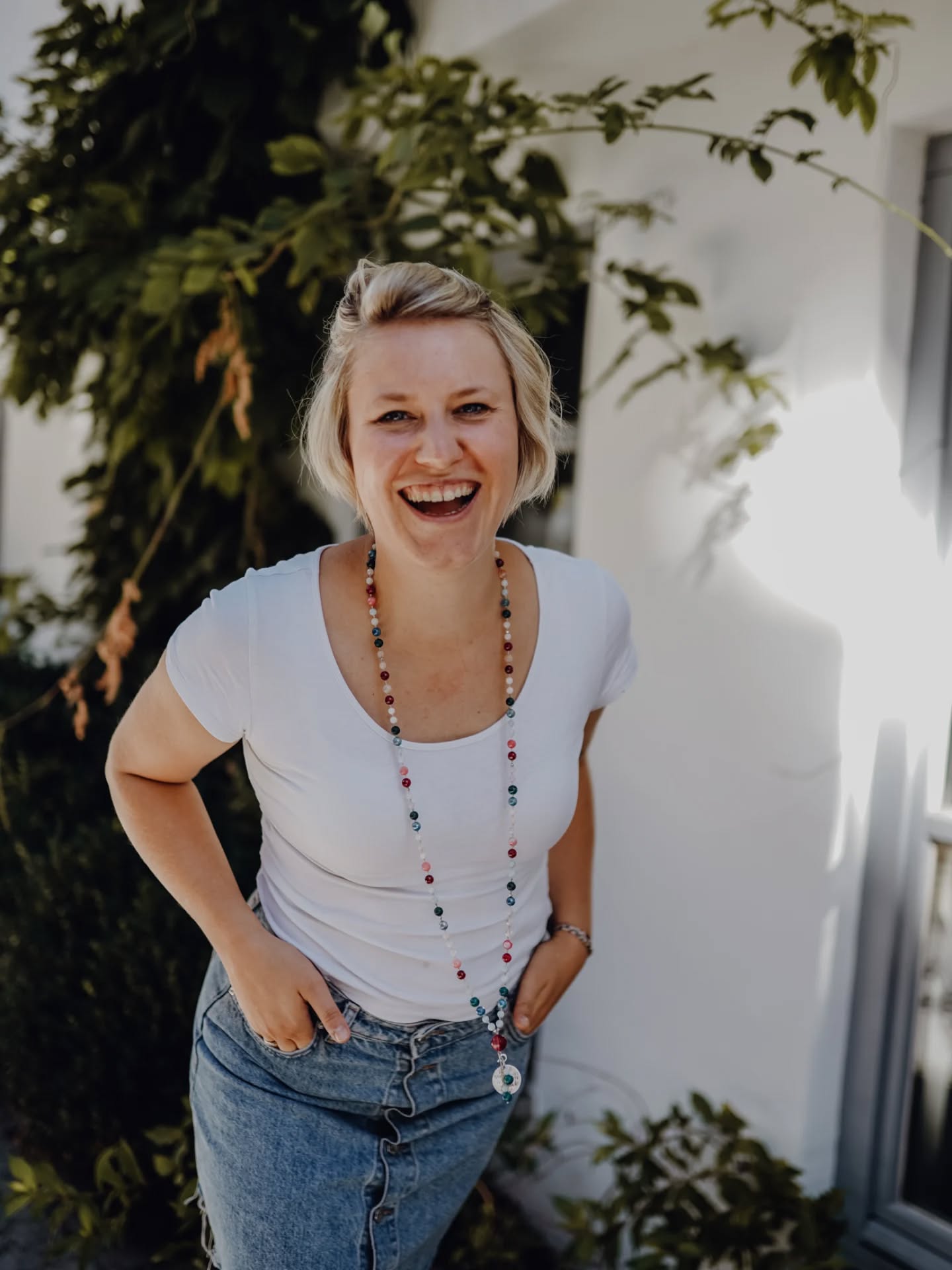 Als ich dieses Bild gestern beim Durchstöbern wieder entdeckt habe, habe ich mich gleich selbst von meinem Lachen anstecken lassen💫
Mir ist noch einmal bewusst geworden, dass ich 2026 gar nicht MEHR machen, MEHR sein, MEHR schaffen, ... möchte🙂 sondern wieder bewusst mit Leichtigkeit, Zufriedenheit, Vertrauen und Freude meinen Weg gestalten möchte - und dabei kommt das MEHR von ganz alleine. Das MEHR, das mir auch wirklich gut tut🙂
Und wenn wir schon bei der 2026 Planung sind.. worin kann ich dich bzw euch als Familie in diesem Jahr unterstützen? Haut unbedingt mal alle Ideen her - ganz egal wie groß oder klein🙂
Wie wäre es mit Erwachsenen Yoga? Mehr Familienworkshops am Wochenende? Neue Stundenbilder, wenn ja zu welchem Thema? Welches Alter deiner Kinder wäre relevant? Individuelle Öl Workshops? Yoga und Sound? Outdoor Kinderyoga?
Habt ihr Lust auf weitere Online Workshops oder Kinderyoga Online? Welcher Wochentag passt euch als Familie am Besten?
Fragen über Fragen - helft mir die Antworten zu finden🙂
#kinderyoga #Yoga #familienyoga #ätherischeÖle #Workshop