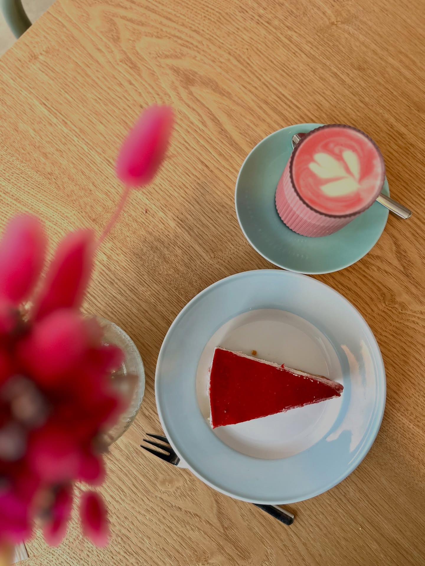 Ein toller Kontrast zu dem ganzen Weiß draußen: American Cheesecake mit Himbeer und dazu einen Pink Latte! Und wer es etwas deftiger mag, bekommt bei uns auch eine heiße Erbsensuppe mit Kasseler… 😋#café #brunswig1871 #stormarn #cheesecaketime #winterwonderland☃️