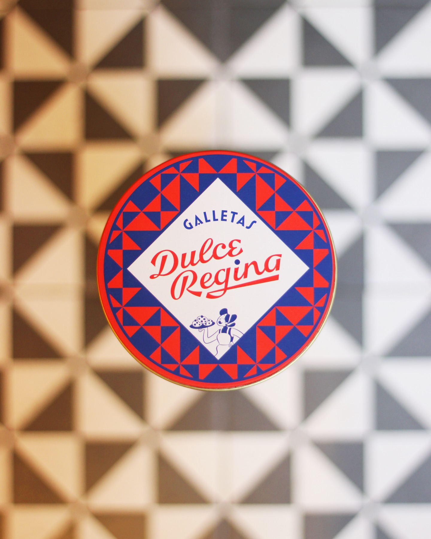 ¿Sabías que nuestras latas están inspiradas en el mítico suelo de nuestra tienda?
Bonitas por fuera, llenas de galletas por dentro y perfectas para dejar a los Reyes sin palabras. 👑🍪
Un regalo con historia, detalle… y mucho antojo. ✨