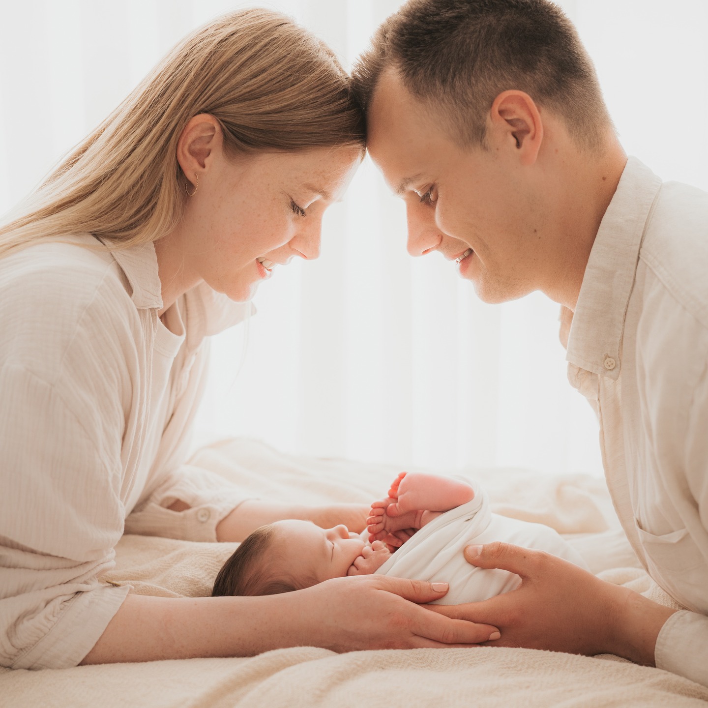Ein Fotoshooting mit eurem Baby ist so viel mehr als nur das Festhalten schöner Bilder. 💛
Es ist ein Moment der Ruhe. Ein liebevolles Bewahren dieser flüchtigen, zarten Zeit.
Damit ihr euch bei mir rundum wohlfühlt, bereite ich alles mit viel Herz für euch vor.
So entsteht eine Atmosphäre voller Geborgenheit – ein Raum, in dem echte Nähe spürbar wird und Erinnerungen geschafft werden.
Ihr müsst nichts leisten.
Nur da sein. Euch lieben. Und euch von mir begleiten lassen. 🥰
Ich freue mich darauf, eure Geschichte in Bildern zu erzählen. ✨