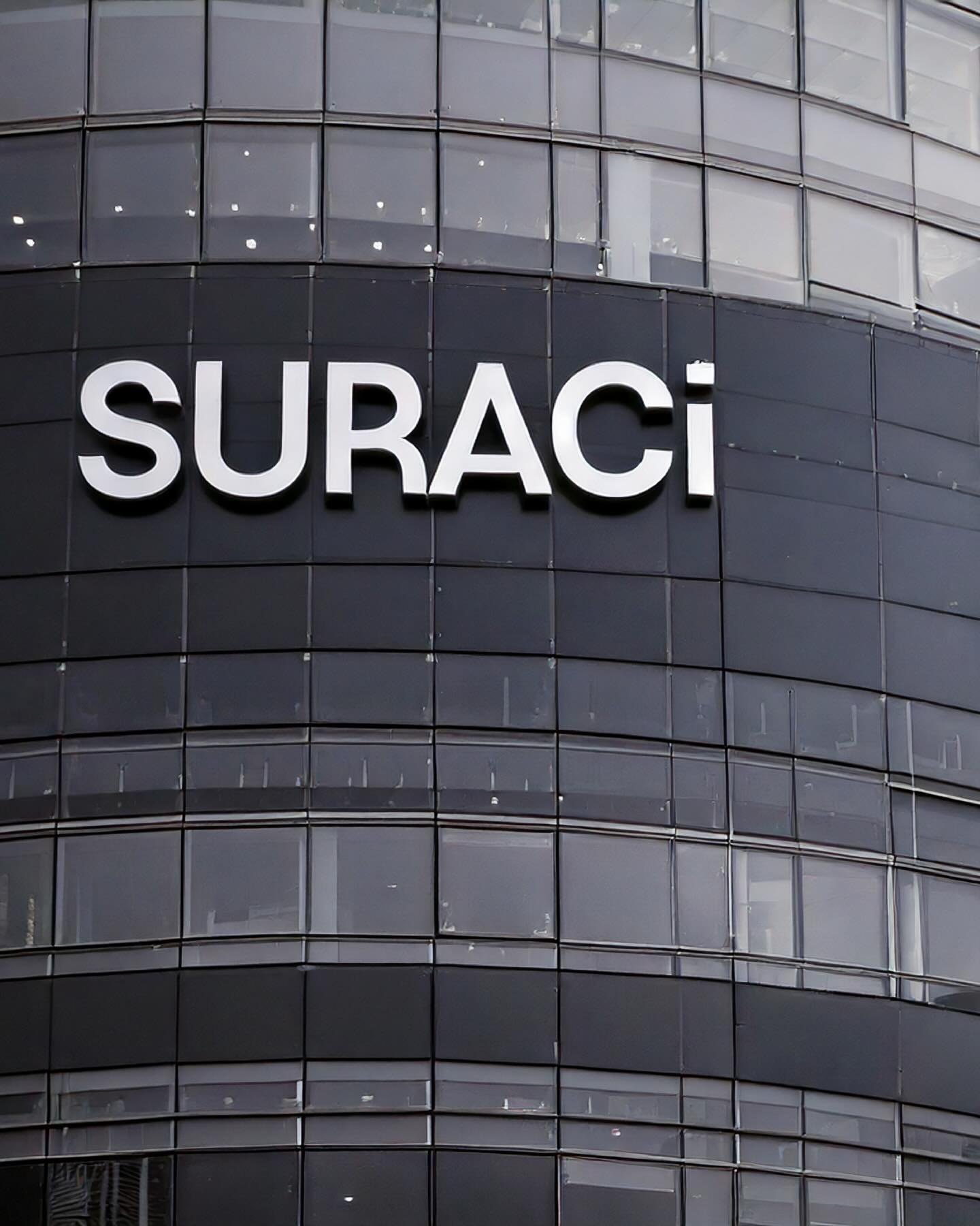 Construir una marca líder no se trata solo de comunicar experiencia, sino de transmitir confianza real.
En Suraci, empresa referente en desarrollo y comercialización de franquicias, el mayor valor no está solo en su trayectoria, sino en la forma en que acompaña a cada cliente en decisiones que definen su futuro. De ahí nació el concepto “En buenas manos”.
Un concepto que sintetiza su esencia: colaboración genuina, compromiso constante y una mirada estratégica puesta en el crecimiento sostenible de cada negocio.
El proceso de construcción de marca partió de entender profundamente su rol: Suraci no impone caminos, los construye junto a sus clientes. Desde allí, desarrollamos una identidad que transmite cercanía sin perder liderazgo, solidez sin rigidez, y profesionalismo con una fuerte dimensión humana.
“En buenas manos” no es solo un mensaje, es una promesa.
La promesa de estar acompañado por un equipo que cuida cada paso, porque sabe que cuando una decisión es importante, estar bien asesorado lo cambia todo.