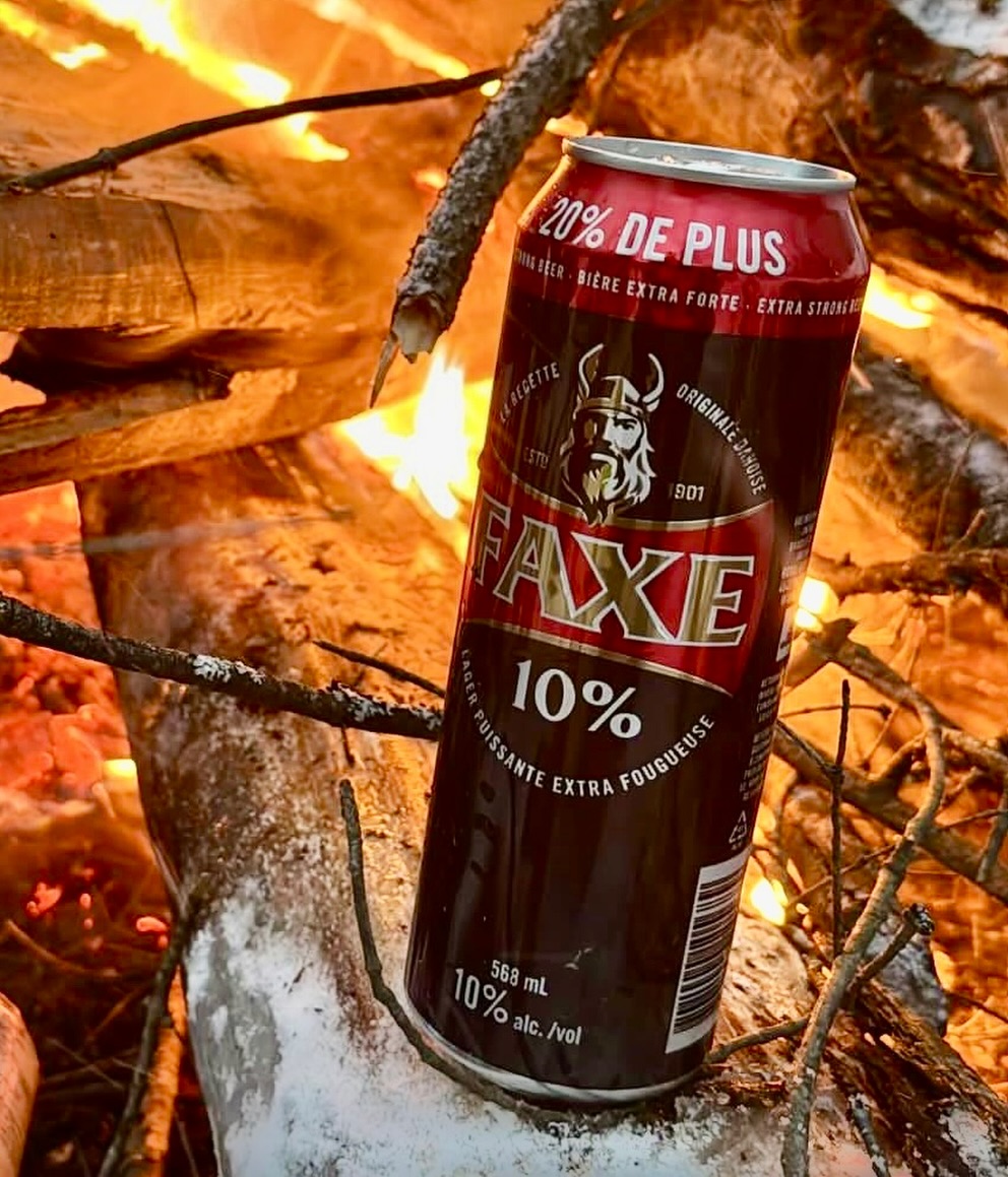 Nothing but respect for @themadcampers who go out camping in the Canadian wild, no matter the weather. A warm bonfire, some cold Faxe beers and your best friends - thats all you need for an epic adventure. 🇨🇦🔥⛺️🍻