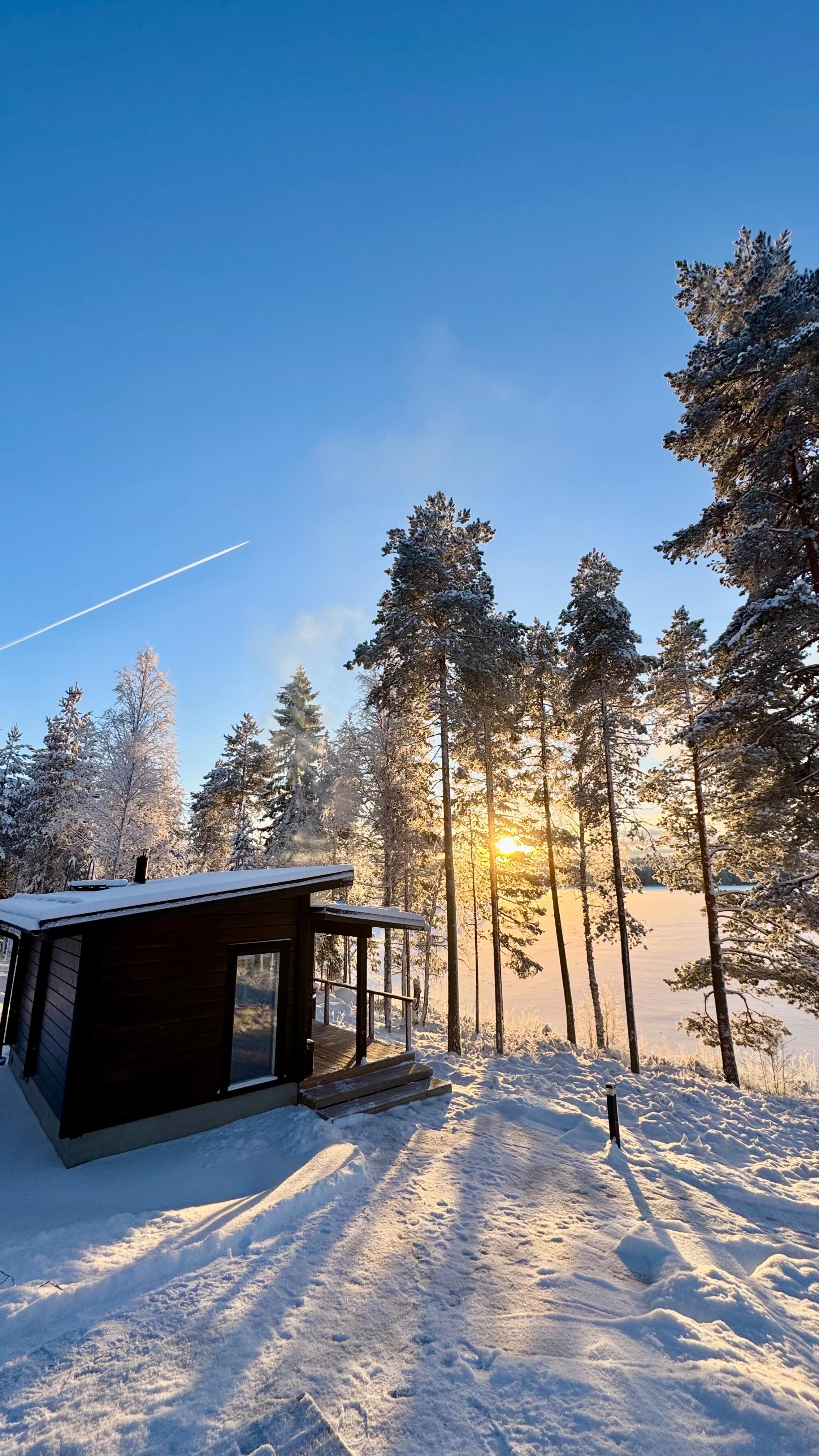 Vuosi alkoi Ilomantsin suunnilla mökkeillen. Perusasioiden äärellä: hyvää ruokaa, ihanaa seuraa, pienten jalkojen tepsutuksia, avantoa, saunaa, naurua, ulkoilua ja lepoa.
Kiitos ystävät. ✨🧡🤍
#mielilepääluonnossa #kulujärvi #vuodenaloitus