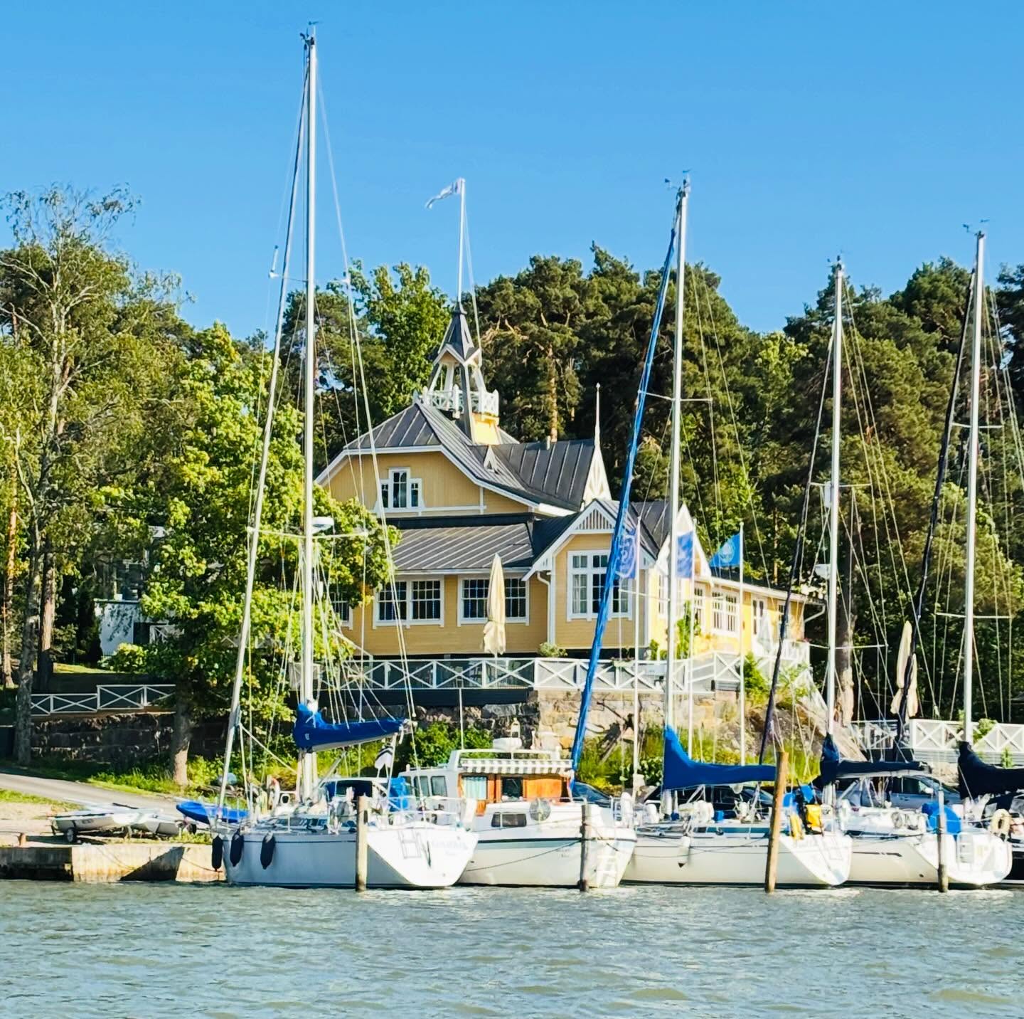 Nu kan hamnplats bokas för sommaren 2026. Fram till slutet av januari kan de båtar som varit i hamnen föregående sommar boka med förkörsrätt. Också nya båtar kan anmäla intresse. Länk i bio