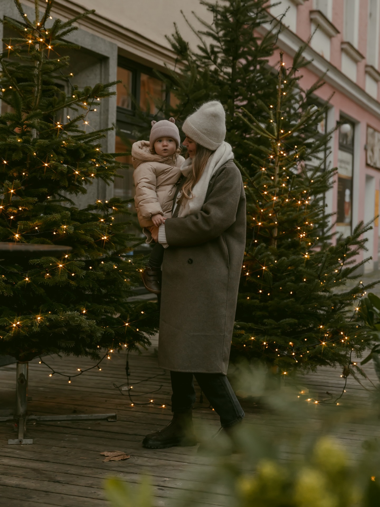 The Christmas in Europe. ✨🤍
.
.
🏷️ Europe, European photographer, Hawaii photographer, kauai photographer, couple photographer, Prague photographer, daughter and mom, lifestyle photographer, candid photographer, coffee lovers, city photographer, family moment