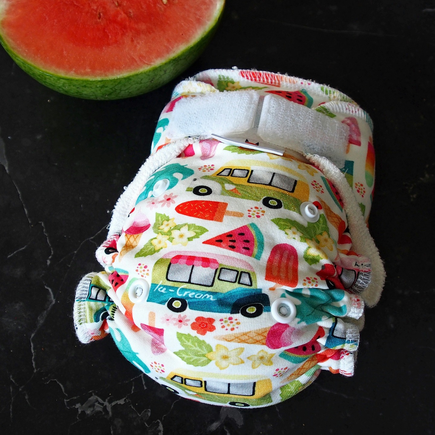 Neuer BLOG-Beitrag auf danielaschramm.de: Stoffwindeln sind einfacher als ihr Ruf.
Keine Töpfe.
Kein Falten.
Keine Wissenschaft.
Moderne Stoffwindeln sind durchdachte Systeme,
die sich im Alltag kaum von Wegwerfwindeln unterscheiden.
Was viele überzeugt:
weniger Müll, hautfreundliche Materialien, langfristig geringere Kosten und ein bewussteres Wickeln.
Was dazugehört:
eine kleine Routine, Waschen 2–3× pro Woche und die Freiheit, den eigenen Weg zu gehen. Mischformen sind völlig okay.
Stoffwickeln heißt nicht perfekt sein.
Sondern passend für den eigenen Alltag entscheiden.#stoffwindeln #nachhaltigwickeln #wickelnmitstoff #elternalltag #familienleben
#babymitliebe #achtsamelternschaft #bewusstleben #nachhaltigleben #lebenmitbaby #babyzeit #elternsein #bindungsorientiert #naturnah
#babyskin #windelzeit #neugeboren #alltagstauglich #einfachstattkompliziert #wenigermüll #bewusstentscheiden
#stoffwindelalltag #mischformen