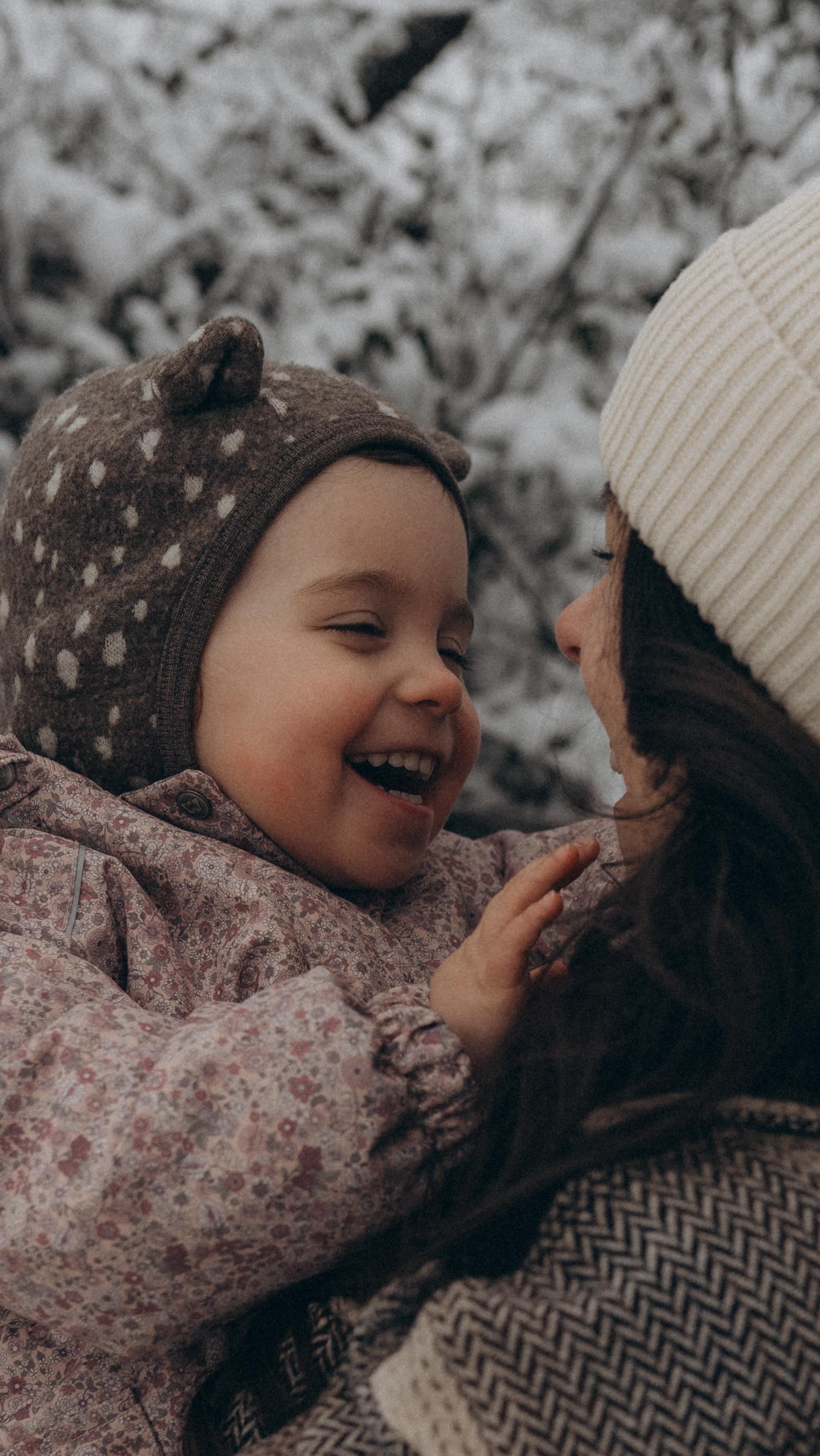 Es gibt diese Phasen im Muttersein,
in denen alles gleichzeitig passiert.
Ein Baby, das dich braucht.
Ein Kleinkind, das dich ruft.
Und du, irgendwo dazwischen.
Zwei Kinder so nah beieinander geboren
bedeutet oft: wenig Schlaf, wenig Raum für dich
und dieses leise Gefühl,
niemandem ganz gerecht zu werden.
Vielleicht fragst du dich manchmal,
ob du genug bist.
Ob du es richtig machst.
Ob du mehr geben müsstest.
Doch die Wahrheit ist:
Du leistest Unglaubliches.
Gerade diese Zeit , so fordernd, so intensiv,
so voller widersprüchlicher Gefühle
ist ein Teil eurer Geschichte.
Nicht perfekt. Aber echt.
Nicht leicht. Aber voller Liebe.
Und genau deshalb dürfen diese Momente festgehalten werden.
Damit du dich später erinnern kannst,
wie stark du warst.
Wie viel du getragen hast.
Und wie sehr du geliebt hast
auch an den Tagen, an denen es sich nicht so angefühlt hat.
Folge mir @soulmom.era @soulmom.era @soulmom.era
SEO | Fotoshooting, Motherhood, Momlife, Bilder mit Kindern, Shooting im Schnee, Mama Kind Bilder, Mama Kind Shooting