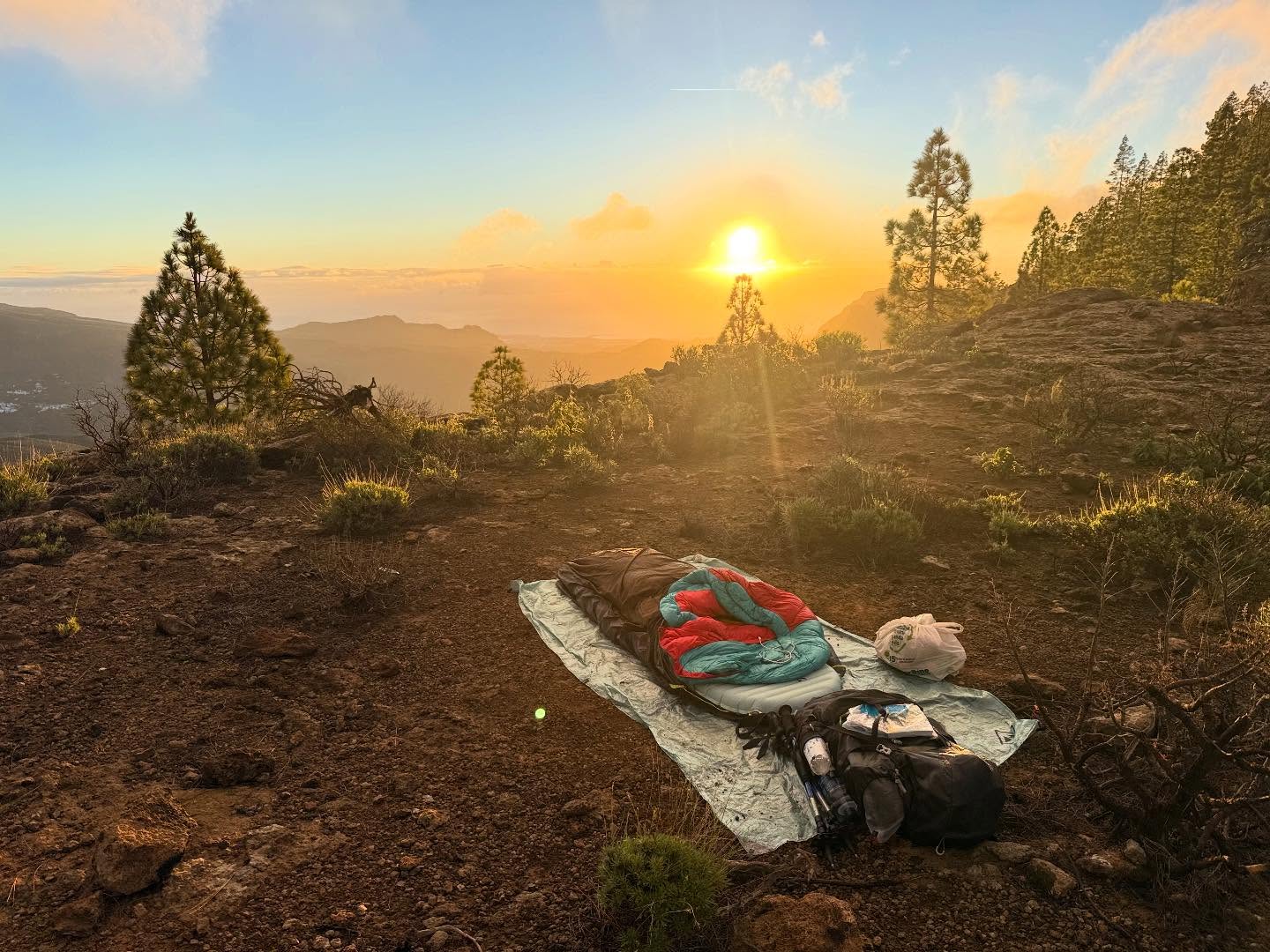 GRAN CANARIA BIWAK 🥾🏜️⛰️☁️ 😎🏖️ - 5 Tage Trekking zwischen Weihnachten und Neujahr
Es war mal wieder Zeit dem Winter zu entfliehen und dazu eigenen sich die Kanarischen Inseln perfekt, da vergleichsweise kurzer Flug und wunderschöne Natur. Das Gute ist auch dass abseits der Touristenhochburgen das Wildcampen (auch wenn offiziell verboten) mehr oder weniger toleriert wird (sofern man frühmorgens wieder loszieht und kein Dreck hinterlässt). Also kam da eine mehrtägige Wandertour mit epischen Biwaks wie gerufen….
Es gibt zwar den offiziellen GR131 von Süd nach Nord, wo ich auch Teile davon durchwanderte, aber ich nahm dabei meine eigene Route. Nicht zuletzt drehte ich bei Tamadaba (statt runter nach Agaete) in Richtung Süden ab, via Altavista auf den einsamen Strand Playa da Gügüy. Von den 4 Biwaks, waren 2 auf epischen Berggipfeln, teils über den Wolken und mit jeweils schönen Sonnenaufgängen - aber halt auch kalt und windig. Die letzte Nacht am einsamen Strand (mein erstes „Strandbiwak“😀) war dann warm, ruhig und mit friedlichem Wellenrauschen.
Generell ist es auf Gran Canaria faszinierend wie man auf kurzer Strecke alle möglichen Vegetationszonen durchschreitet, von Halbwüste, über Gebirgs-Kieferwälder, Regenwälder und Strauchlandschaften. Die Temperaturen bewegten sich von 21 Grad am Tag an der Küste (mit Sonne ziemliche Hitze 🥵) und fast 0 Grad in der Nacht auf der Höhe (1‘800 m ü. M.)
#grancanaria #trekking #gipfelbiwak