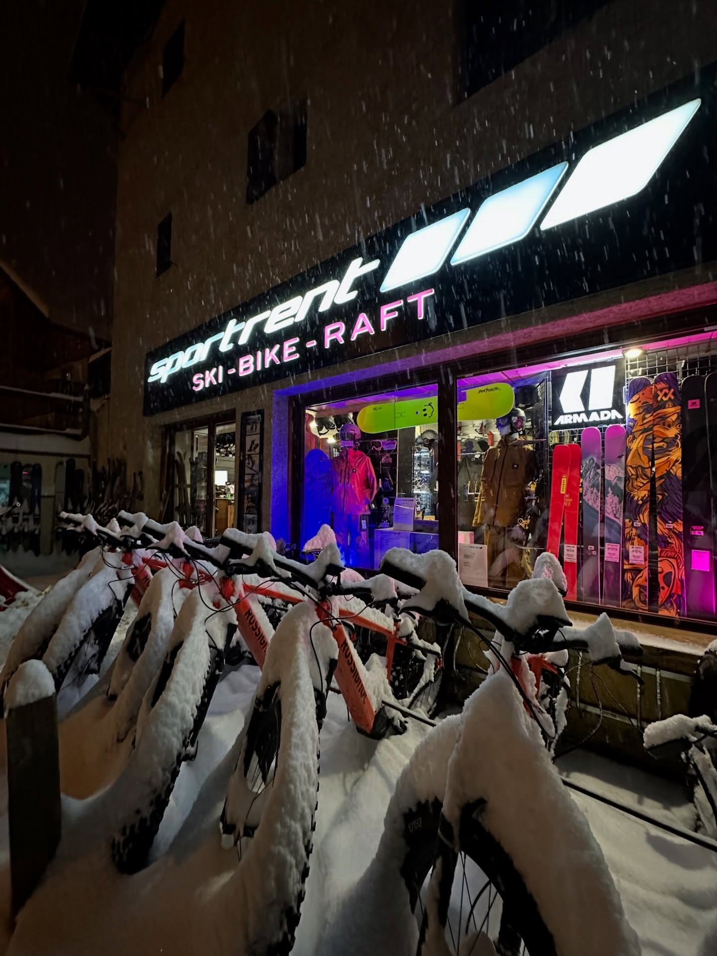 La neige est de retour ! ❄️ On ressort les skis, on trace les premières courbes… ou on tente une sortie Fatbike sur neige pour !
Les derniers @armadaskis dispos à la location ou à l’achat 🤩 prêts à rider ?!