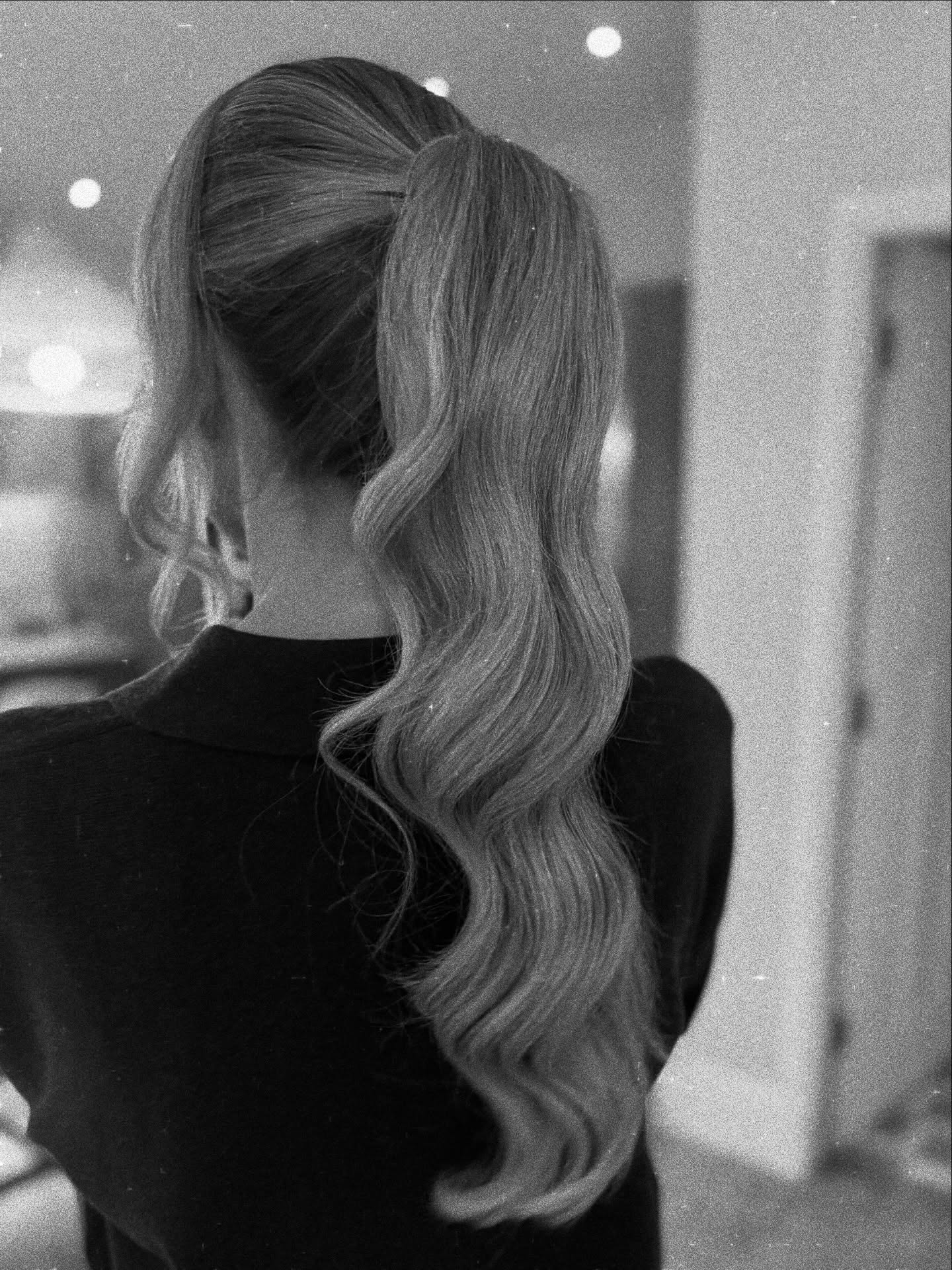 Bouncy ponytail kind of day 🖤
Snatched at the base, soft through the lengths, and made to move on camera. Obsessed with how this one came to life.
#bouncyponys #bouncyponytail #ponytail #wavypony #wavyponytail