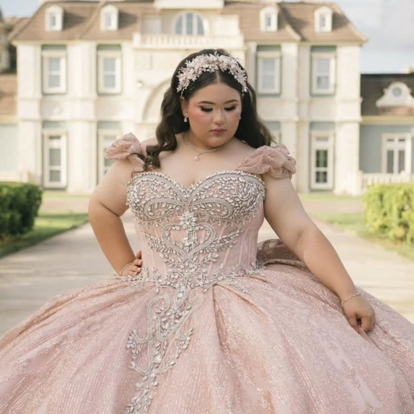 Nuestras XVS las mas hermosas ✨️
#quinceañera #happy #hairpiece #tiara #corona #handmade