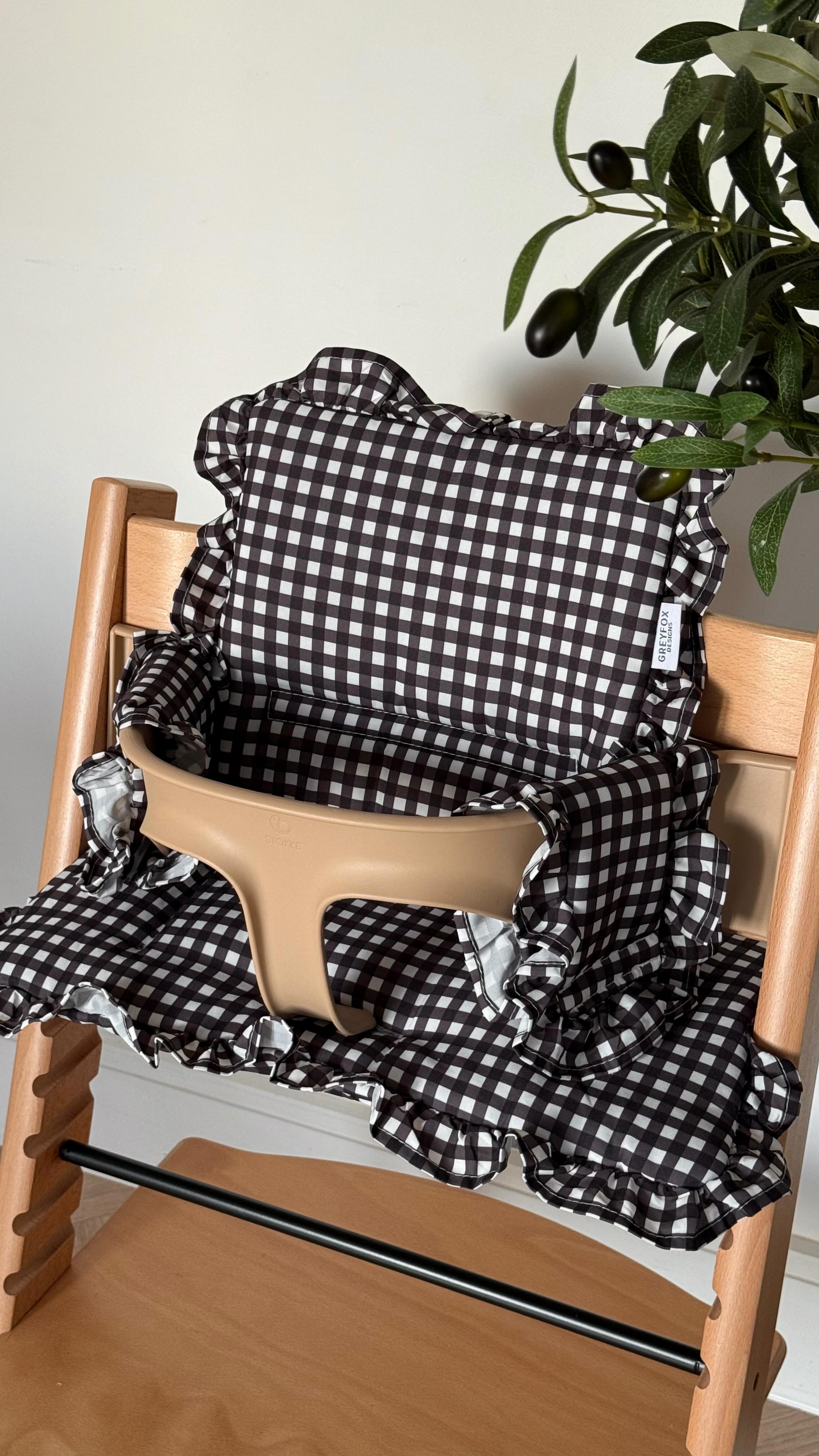 Me 🤝 H&M Home ❤️
Their collections inspire me every time, especially when they release anything gingham/stripe with ruffles 😮💨.
It felt like a no-brainer to kick off 2026 with a monochrome gingham print: timeless and effortlessly stylish.
What do you think to our latest cushion designed fit the Stokke Tripp Trapp?? 🐝🖤☁️☕️
(Link to purchase is in our bio!)
#greyfoxdesigns #stokke #hmhome #highchair #cushion