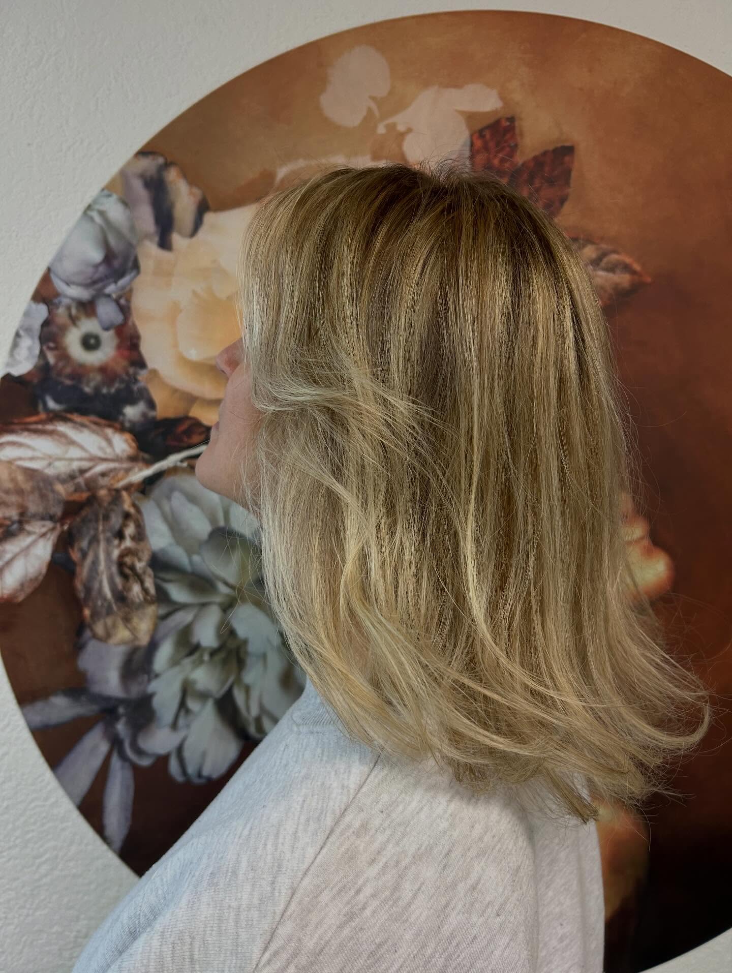 Fresh blond highlight, hand painted…
#solombrahair #framesiinfinitypluslightner #framesi101❤️102 #framesiswitzerland